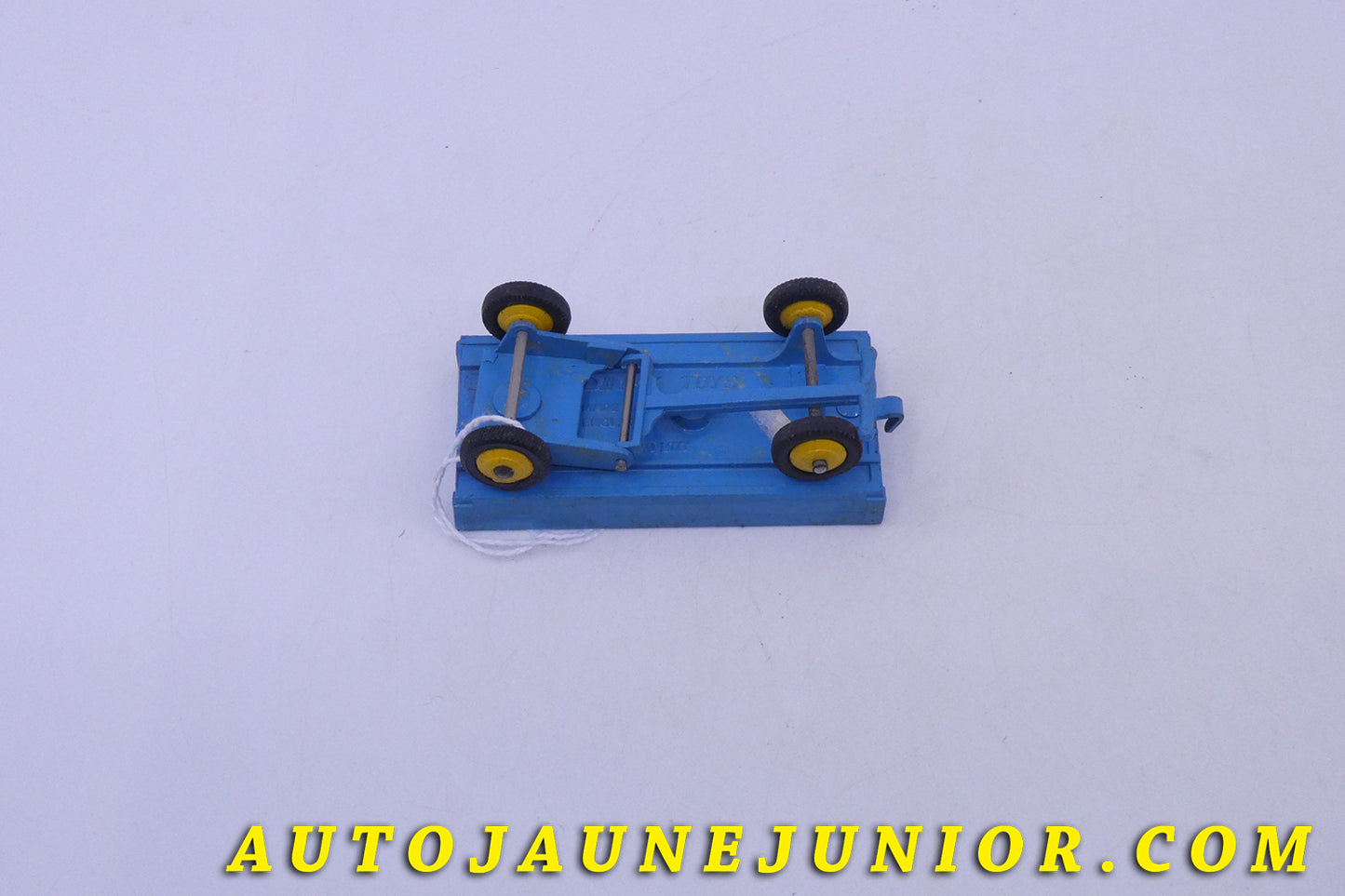 Le Dinky Toys Charriot charriot de jardin est en vente sur Auto Jaune Junior ! Découvrez nos collections de diecast Tekno, Politoys, Mebetoys, Mercury, Joal, Diapet, Märklin, TootsieToys.AutoJaune Junior ; Vous avez le même jouet ? Profitez de notre expertise pour vous accompagner dans la vente de vos modèles ou votre collection ! Nous achetons tous lots de miniatures ! Contactez nous !