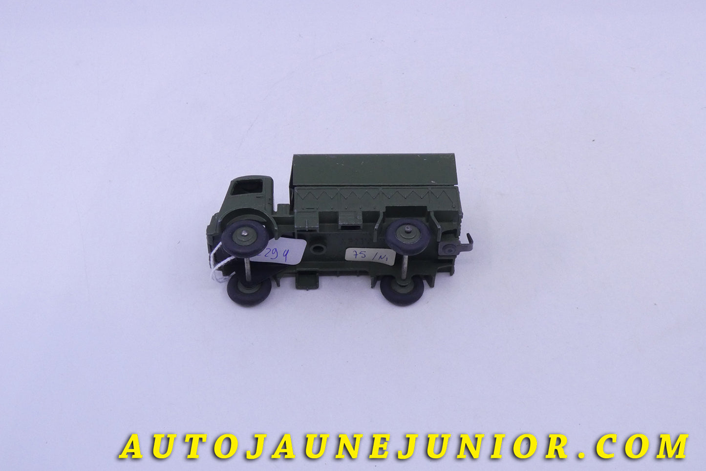 Le Dinky Toys Bedford QL ridelles bâché est en vente sur Auto Jaune Junior ! Découvrez nos collections de diecast Tekno, Politoys, Mebetoys, Mercury, Joal, Diapet, Märklin, TootsieToys.AutoJaune Junior ; Vous avez le même jouet ? Profitez de notre expertise pour vous accompagner dans la vente de vos modèles ou votre collection ! Nous achetons tous lots de miniatures ! Contactez nous !