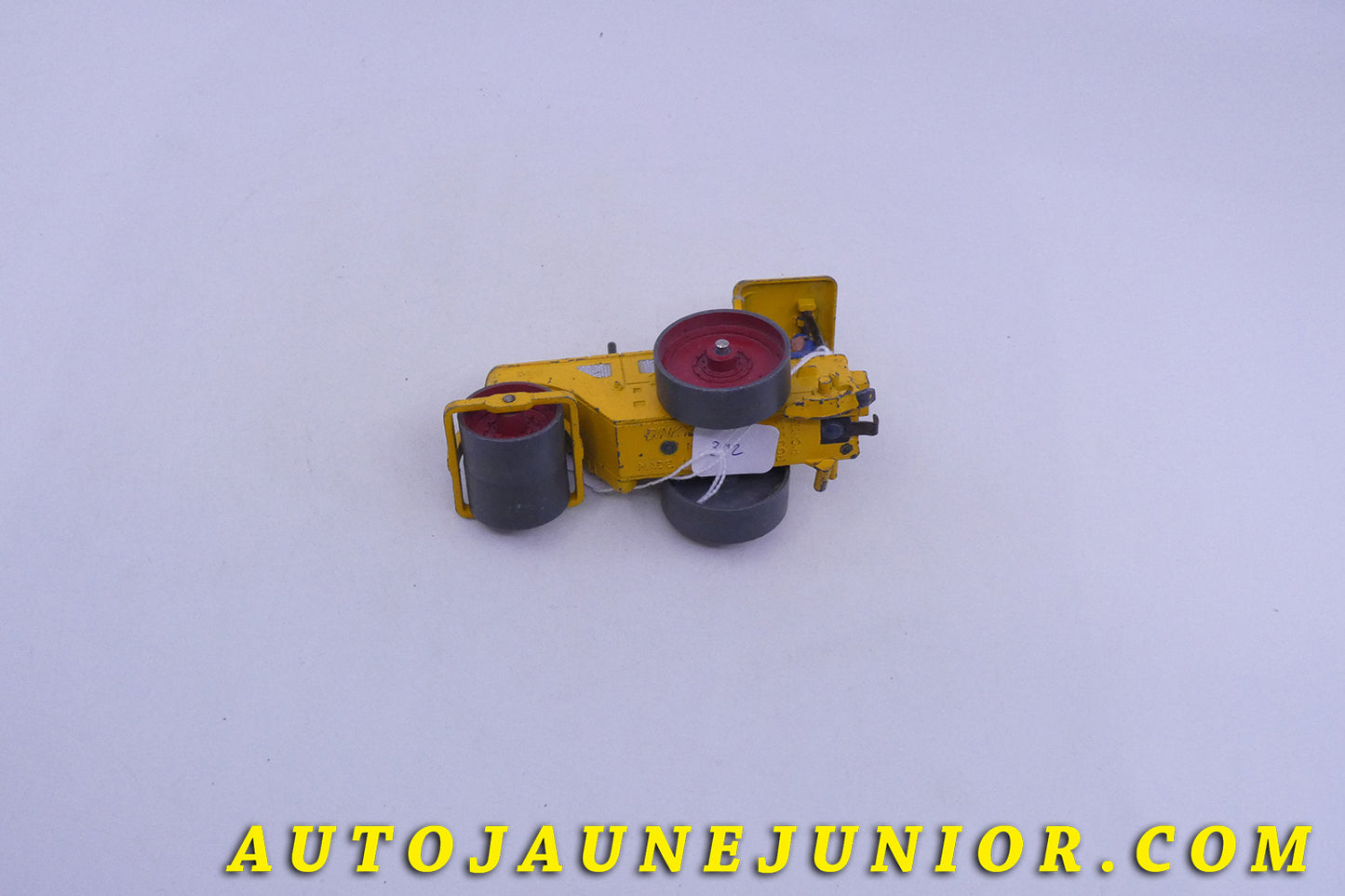 Le Dinky Toys Richier rouleau compresseur est en vente sur Auto Jaune Junior ! Découvrez nos collections de diecast Tekno, Politoys, Mebetoys, Mercury, Joal, Diapet, Märklin, TootsieToys.AutoJaune Junior ; Vous avez le même jouet ? Profitez de notre expertise pour vous accompagner dans la vente de vos modèles ou votre collection ! Nous achetons tous lots de miniatures ! Contactez nous !