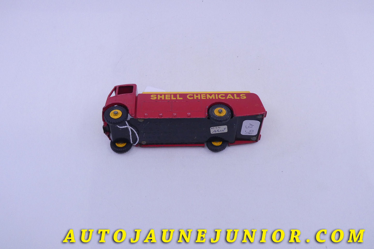 Le Dinky Toys Autre Monarch citerne Shell chemicals est en vente sur Auto Jaune Junior ! Découvrez nos collections de diecast Tekno, Politoys, Mebetoys, Mercury, Joal, Diapet, Märklin, TootsieToys.AutoJaune Junior ; Vous avez le même jouet ? Profitez de notre expertise pour vous accompagner dans la vente de vos modèles ou votre collection ! Nous achetons tous lots de miniatures ! Contactez nous !