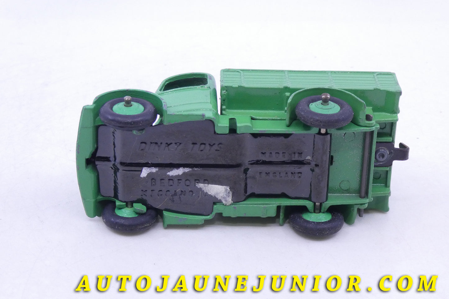 Le Dinky Toys Bedford "o" ridelles est en vente sur Auto Jaune Junior ! Découvrez nos collections de diecast Tekno, Politoys, Mebetoys, Mercury, Joal, Diapet, Märklin, TootsieToys.AutoJaune Junior ; Vous avez le même jouet ? Profitez de notre expertise pour vous accompagner dans la vente de vos modèles ou votre collection ! Nous achetons tous lots de miniatures ! Contactez nous !
