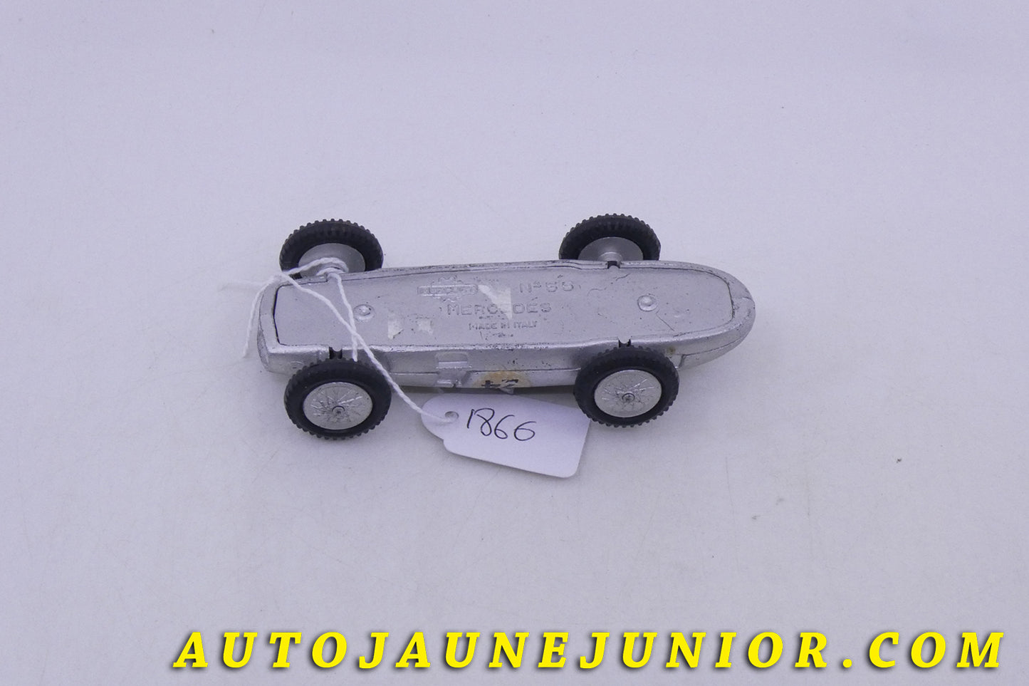Le Mercury Mercedes W196 est en vente sur Auto Jaune Junior ! Découvrez nos collections de diecast Tekno, Politoys, Mebetoys, Mercury, Joal, Diapet, Märklin, TootsieToys.AutoJaune Junior ; Vous avez le même jouet ? Profitez de notre expertise pour vous accompagner dans la vente de vos modèles ou votre collection ! Nous achetons tous lots de miniatures ! Contactez nous !