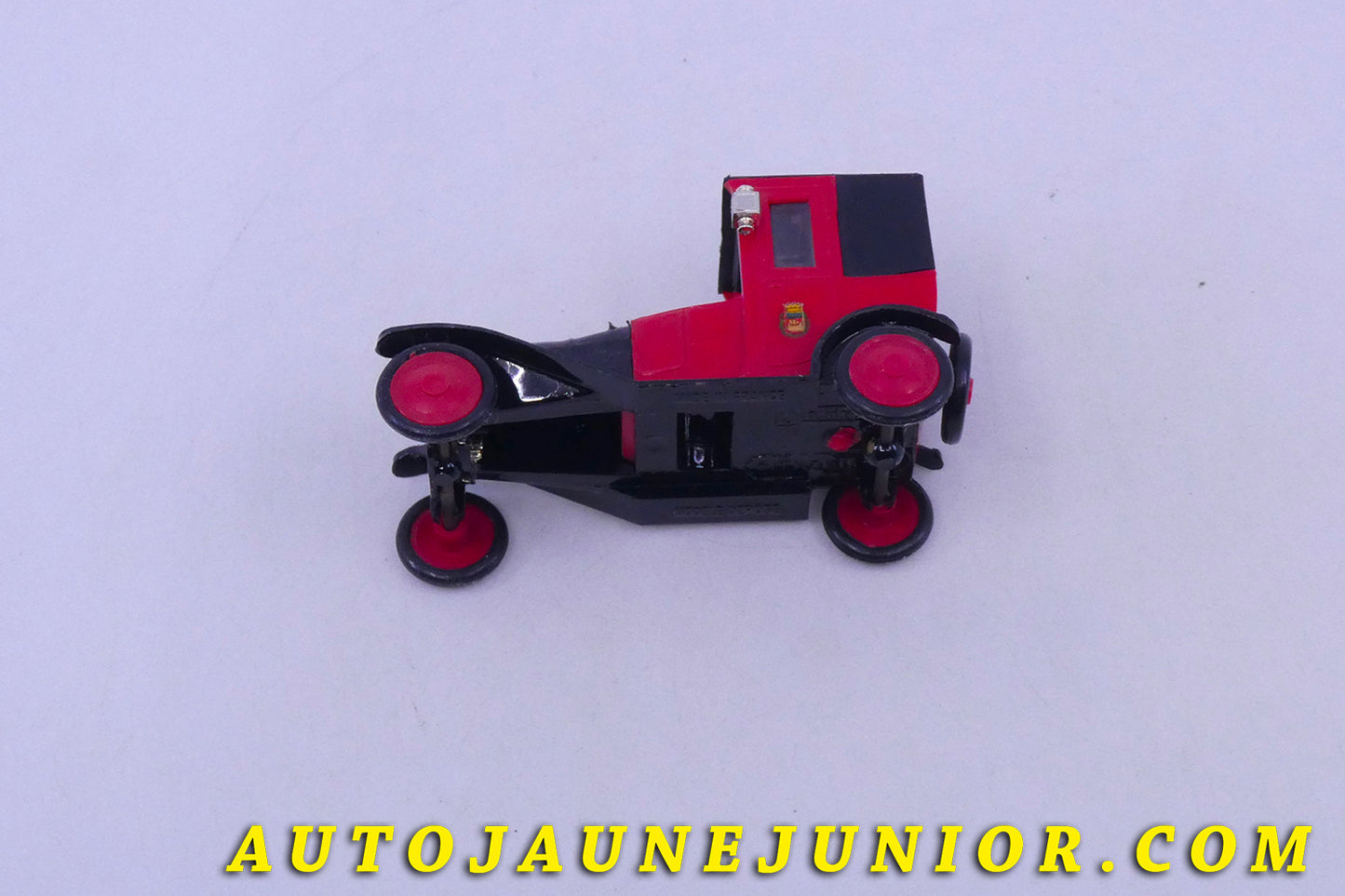 Le Safir Citroën B2 Taxi de Paris est en vente sur Auto Jaune Junior ! Découvrez nos collections de diecast Tekno, Politoys, Mebetoys, Mercury, Joal, Diapet, Märklin, TootsieToys.AutoJaune Junior ; Vous avez le même jouet ? Profitez de notre expertise pour vous accompagner dans la vente de vos modèles ou votre collection ! Nous achetons tous lots de miniatures ! Contactez nous !