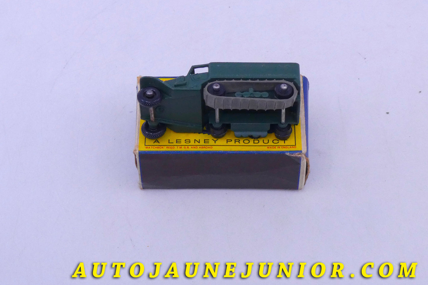 Le Matchbox White Half Track est en vente sur Auto Jaune Junior ! Découvrez nos collections de diecast Tekno, Politoys, Mebetoys, Mercury, Joal, Diapet, Märklin, TootsieToys.AutoJaune Junior ; Vous avez le même jouet ? Profitez de notre expertise pour vous accompagner dans la vente de vos modèles ou votre collection ! Nous achetons tous lots de miniatures ! Contactez nous !