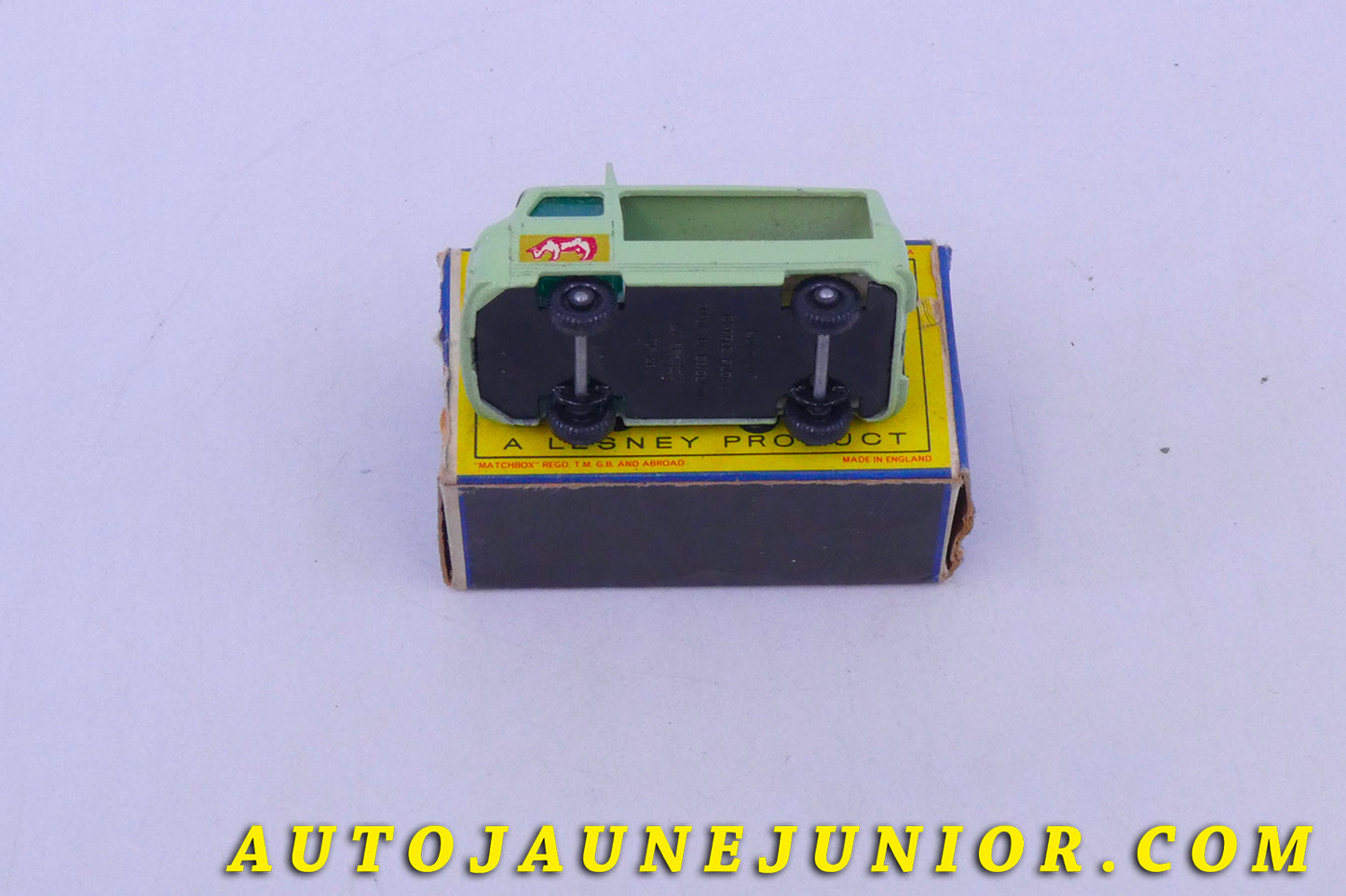 Le Matchbox Commer Camionnette 4/5 Laitier est en vente sur Auto Jaune Junior ! Découvrez nos collections de diecast Tekno, Politoys, Mebetoys, Mercury, Joal, Diapet, Märklin, TootsieToys.AutoJaune Junior ; Vous avez le même jouet ? Profitez de notre expertise pour vous accompagner dans la vente de vos modèles ou votre collection ! Nous achetons tous lots de miniatures ! Contactez nous !