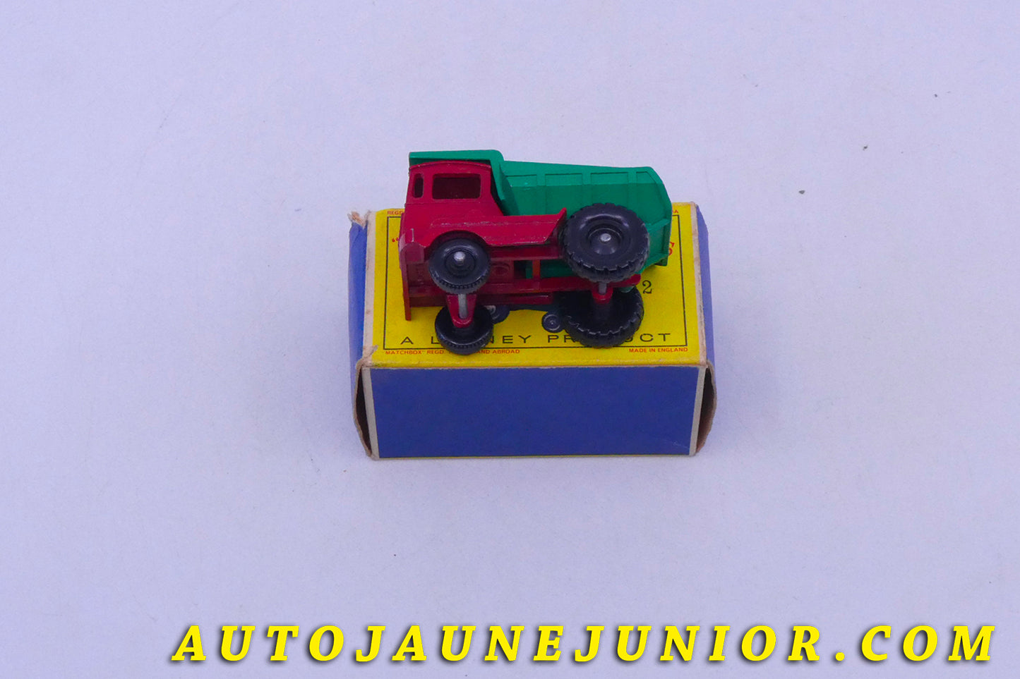 Le Matchbox Muir-Hill Benne basculante "Laing" est en vente sur Auto Jaune Junior ! Découvrez nos collections de diecast Tekno, Politoys, Mebetoys, Mercury, Joal, Diapet, Märklin, TootsieToys.AutoJaune Junior ; Vous avez le même jouet ? Profitez de notre expertise pour vous accompagner dans la vente de vos modèles ou votre collection ! Nous achetons tous lots de miniatures ! Contactez nous !