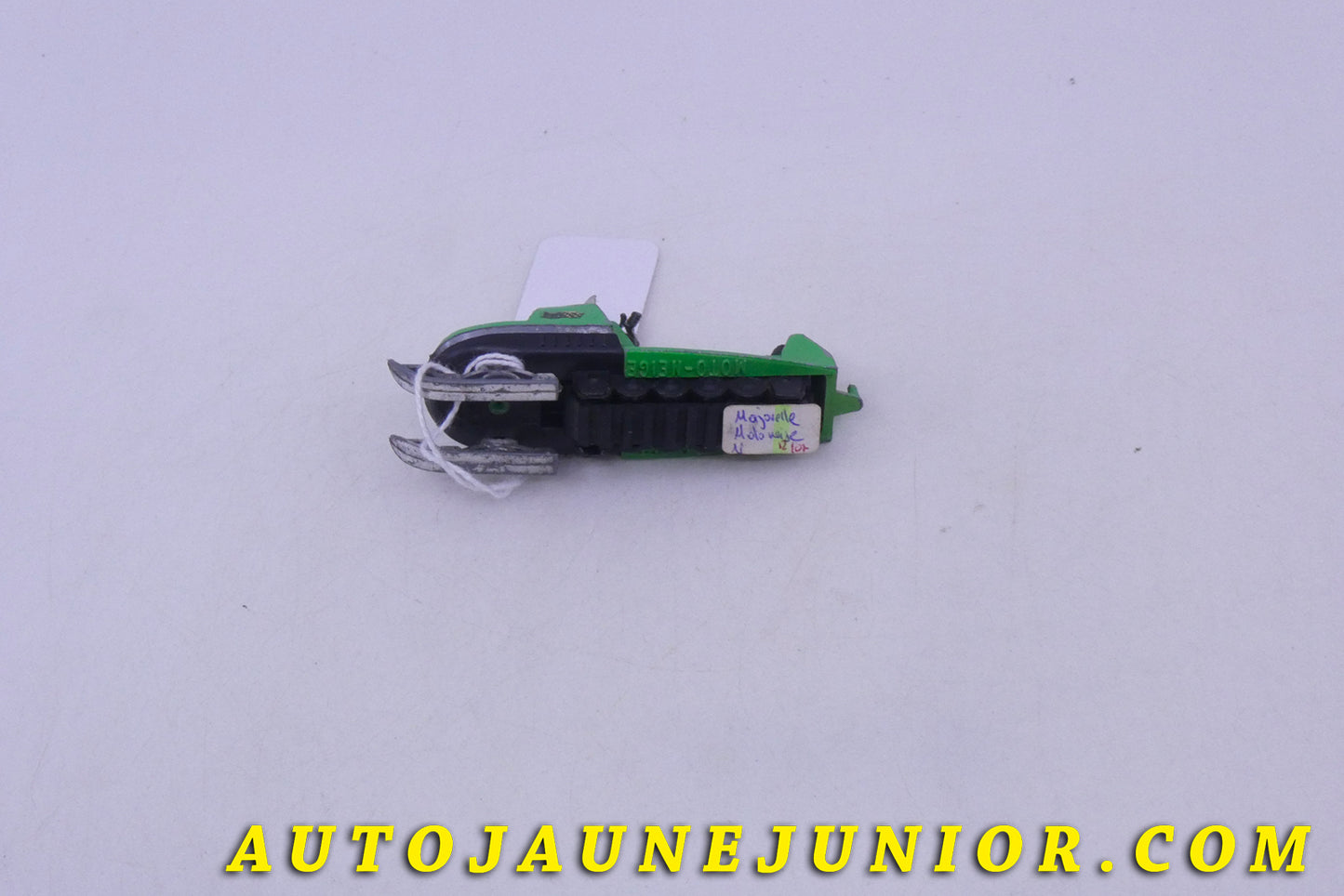 Le #1979 - Majorette - Moto - MotoNeige avec Ski est en vente sur Auto Jaune Junior ! Tekno, Politoys, Mebetoys, Mercury, Joal, Diapet, Märklin, TootsieToys.Vous avez le même jouet ? Profitez de notre expertise pour vous accompagner dans la vente de vos modèles ou votre collection ! Nous achetons tous lots de miniatures ! Contactez nous ! contact@autojaunejunior.com.