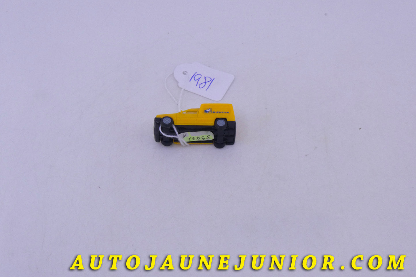 Le Verem Renault Express camionette tôlée Michelin est en vente sur Auto Jaune Junior ! Découvrez nos collections de diecast Tekno, Politoys, Mebetoys, Mercury, Joal, Diapet, Märklin, TootsieToys.AutoJaune Junior ; Vous avez le même jouet ? Profitez de notre expertise pour vous accompagner dans la vente de vos modèles ou votre collection ! Nous achetons tous lots de miniatures ! Contactez nous !