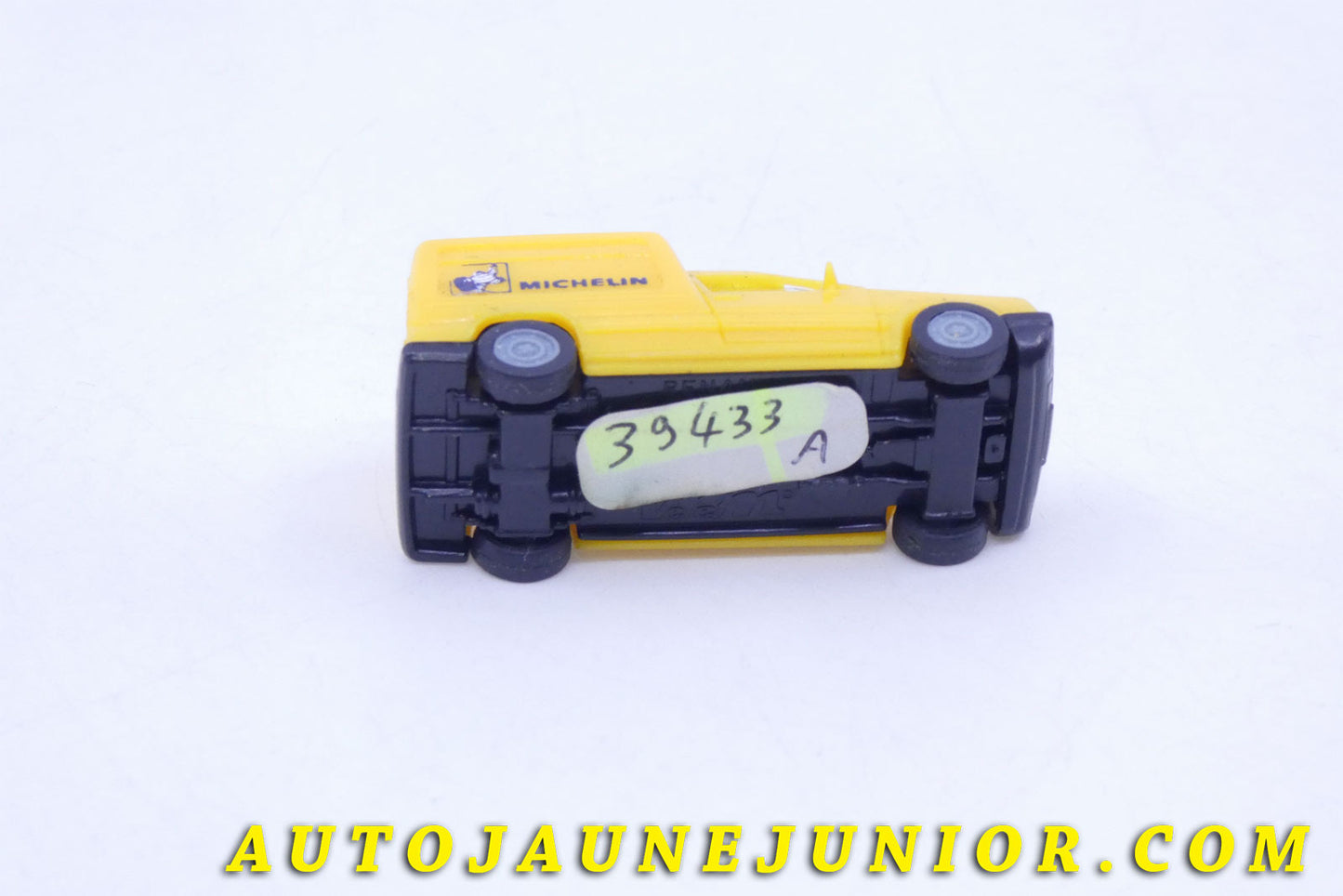 Le #1981 - Verem - Renault - Express camionette tôlée Michelin est en vente sur Auto Jaune Junior ! Tekno, Politoys, Mebetoys, Mercury, Joal, Diapet, Märklin, TootsieToys.Vous avez le même jouet ? Profitez de notre expertise pour vous accompagner dans la vente de vos modèles ou votre collection ! Nous achetons tous lots de miniatures ! Contactez nous ! contact@autojaunejunior.com.