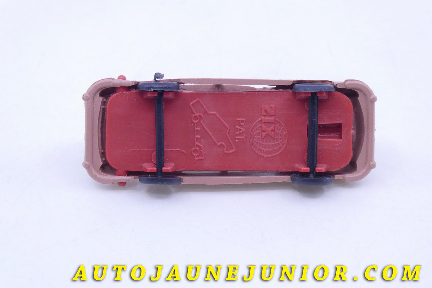 Le #1986 - Zix - Peugeot - 404 berline est en vente sur Auto Jaune Junior ! Tekno, Politoys, Mebetoys, Mercury, Joal, Diapet, Märklin, TootsieToys.Vous avez le même jouet ? Profitez de notre expertise pour vous accompagner dans la vente de vos modèles ou votre collection ! Nous achetons tous lots de miniatures ! Contactez nous ! contact@autojaunejunior.com.