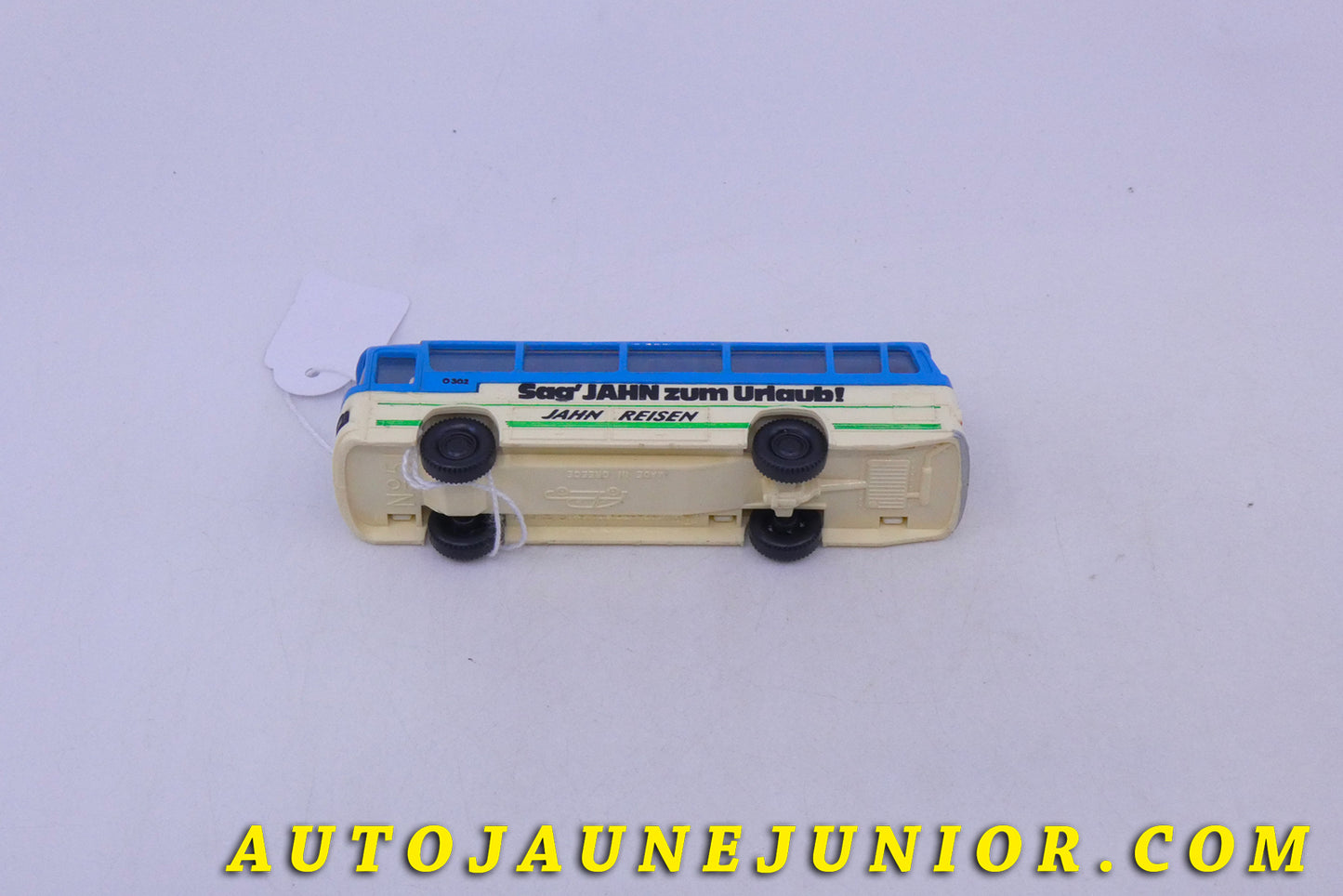 Le AB Mercedes Bus 0302 est en vente sur Auto Jaune Junior ! Découvrez nos collections de diecast Tekno, Politoys, Mebetoys, Mercury, Joal, Diapet, Märklin, TootsieToys.AutoJaune Junior ; Vous avez le même jouet ? Profitez de notre expertise pour vous accompagner dans la vente de vos modèles ou votre collection ! Nous achetons tous lots de miniatures ! Contactez nous !