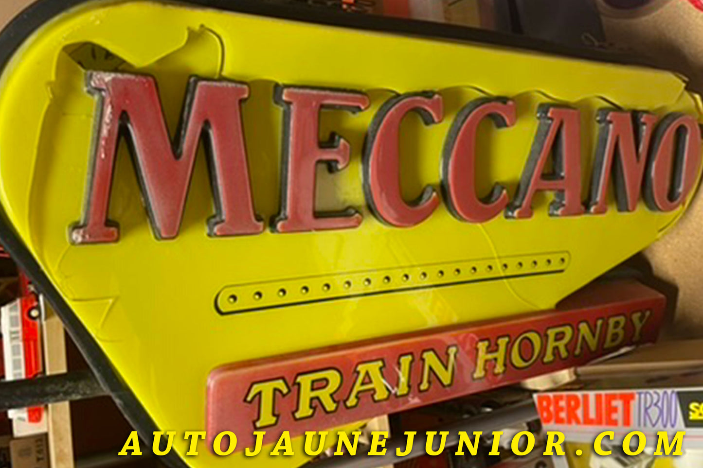 Le Dinky Toys Aucun Enseigne Dinky Toys "Jambon" est en vente sur Auto Jaune Junior ! Découvrez nos collections de diecast Tekno, Politoys, Mebetoys, Mercury, Joal, Diapet, Märklin, TootsieToys.AutoJaune Junior ; Vous avez le même jouet ? Profitez de notre expertise pour vous accompagner dans la vente de vos modèles ou votre collection ! Nous achetons tous lots de miniatures ! Contactez nous !