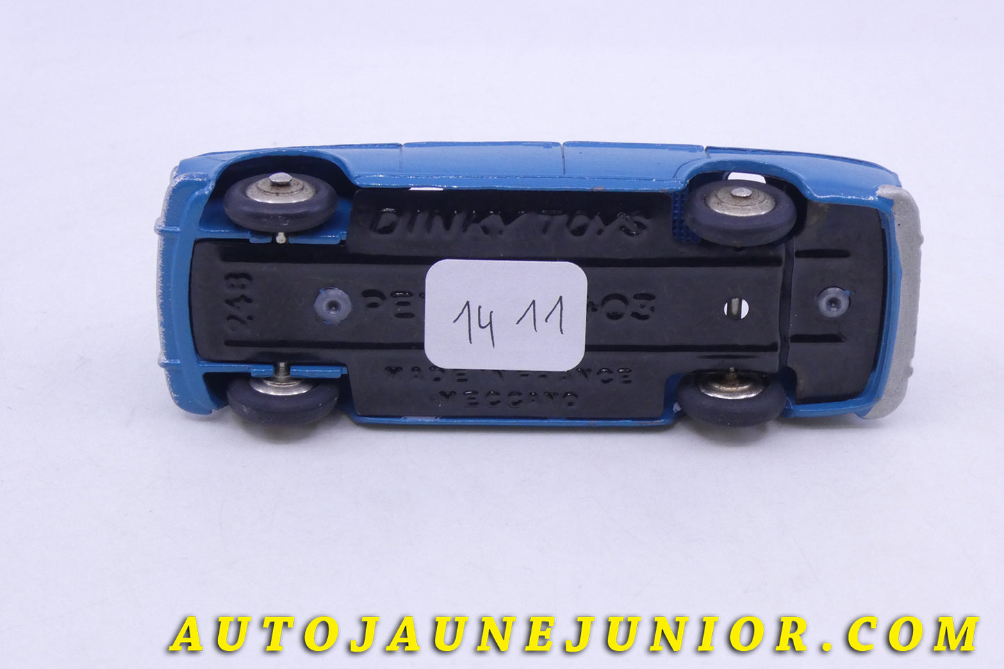Le Dinky Toys Peugeot 403 est en vente sur Auto Jaune Junior ! Découvrez nos collections de diecast Tekno, Politoys, Mebetoys, Mercury, Joal, Diapet, Märklin, TootsieToys.AutoJaune Junior ; Vous avez le même jouet ? Profitez de notre expertise pour vous accompagner dans la vente de vos modèles ou votre collection ! Nous achetons tous lots de miniatures ! Contactez nous !
