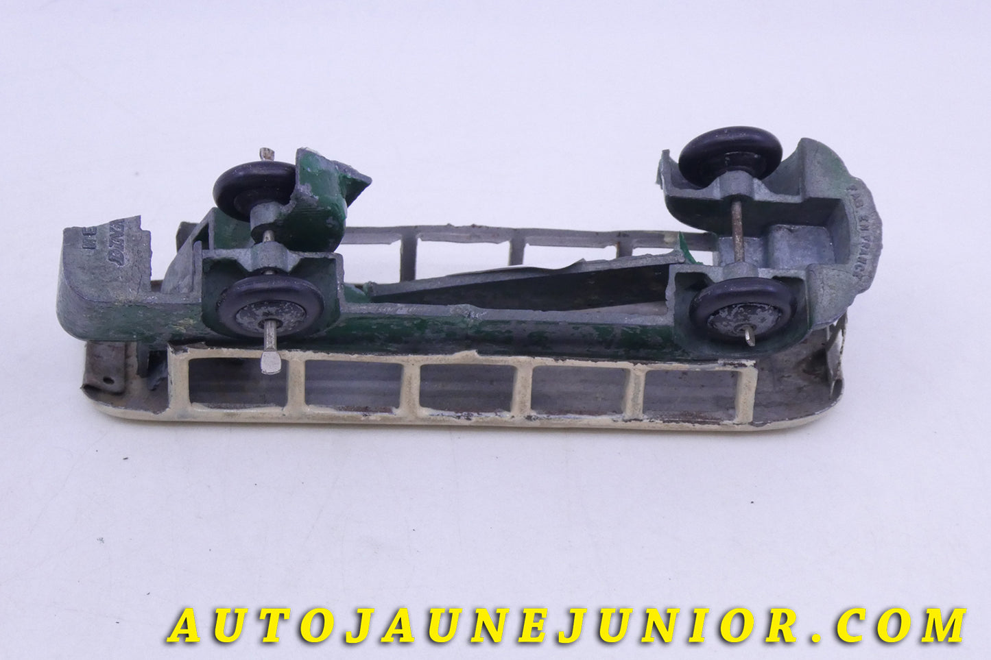 Le Dinky Toys Renault autobus à plateforme est en vente sur Auto Jaune Junior ! Découvrez nos collections de diecast Tekno, Politoys, Mebetoys, Mercury, Joal, Diapet, Märklin, TootsieToys.AutoJaune Junior ; Vous avez le même jouet ? Profitez de notre expertise pour vous accompagner dans la vente de vos modèles ou votre collection ! Nous achetons tous lots de miniatures ! Contactez nous !