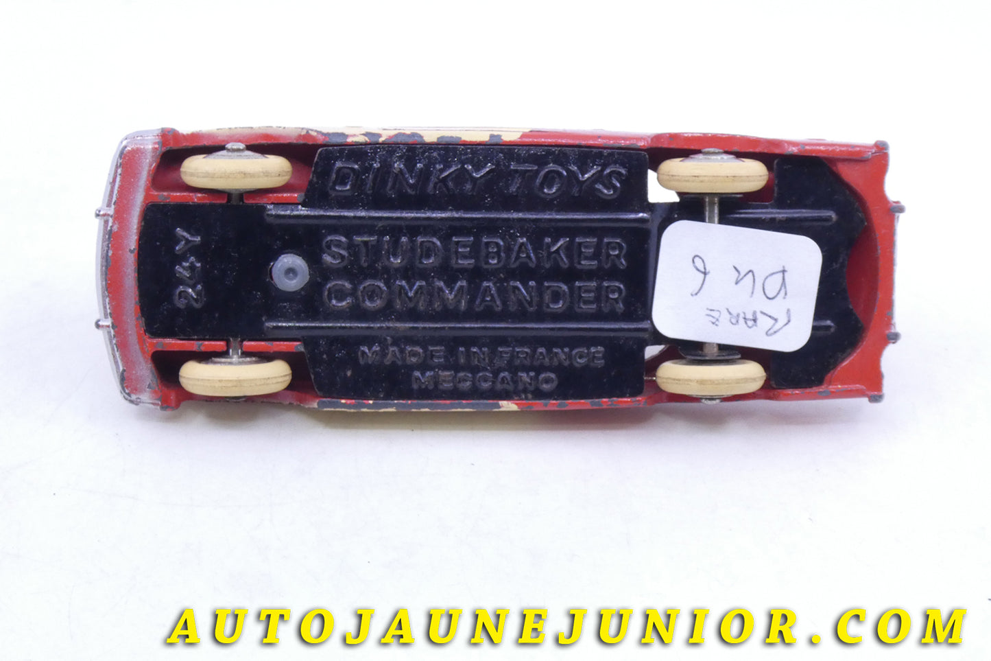 Le Dinky Toys Studebaker Commander est en vente sur Auto Jaune Junior ! Découvrez nos collections de diecast Tekno, Politoys, Mebetoys, Mercury, Joal, Diapet, Märklin, TootsieToys.AutoJaune Junior ; Vous avez le même jouet ? Profitez de notre expertise pour vous accompagner dans la vente de vos modèles ou votre collection ! Nous achetons tous lots de miniatures ! Contactez nous !