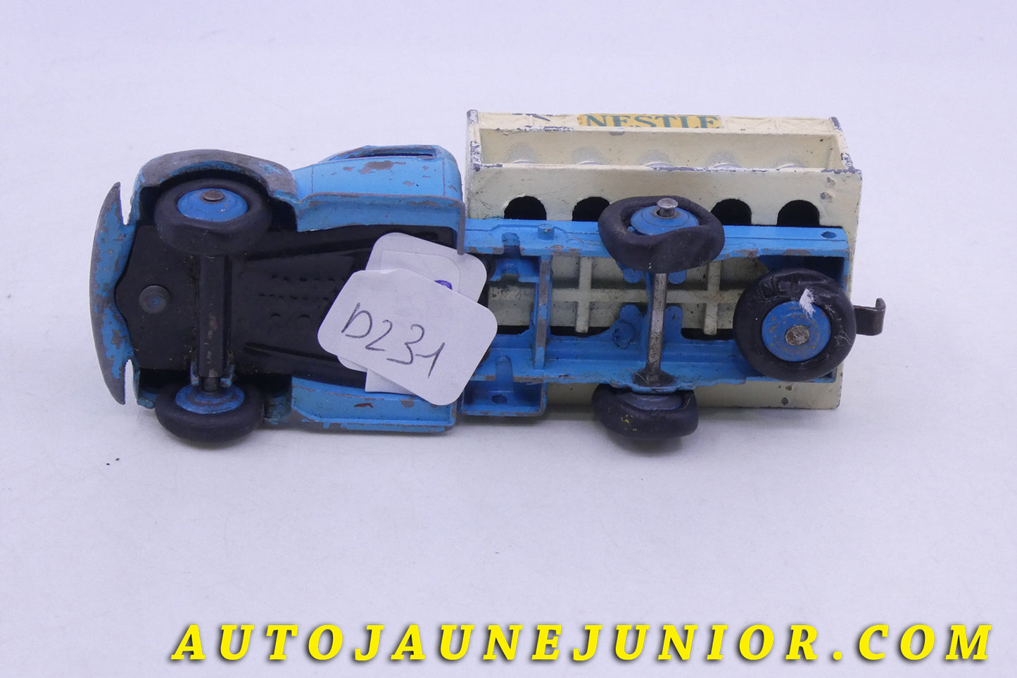 Le Dinky Toys Studebaker Camion laitier Nestlé (type 3 avec décalques) est en vente sur Auto Jaune Junior ! Découvrez nos collections de diecast Tekno, Politoys, Mebetoys, Mercury, Joal, Diapet, Märklin, TootsieToys.AutoJaune Junior ; Vous avez le même jouet ? Profitez de notre expertise pour vous accompagner dans la vente de vos modèles ou votre collection ! Nous achetons tous lots de miniatures ! Contactez nous !
