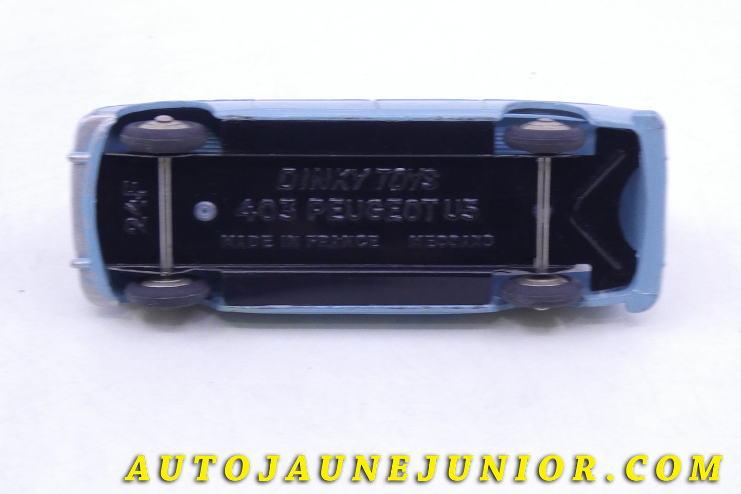 Le Dinky Toys Peugeot 403 Break Familial est en vente sur Auto Jaune Junior ! Découvrez nos collections de diecast Tekno, Politoys, Mebetoys, Mercury, Joal, Diapet, Märklin, TootsieToys.AutoJaune Junior ; Vous avez le même jouet ? Profitez de notre expertise pour vous accompagner dans la vente de vos modèles ou votre collection ! Nous achetons tous lots de miniatures ! Contactez nous !