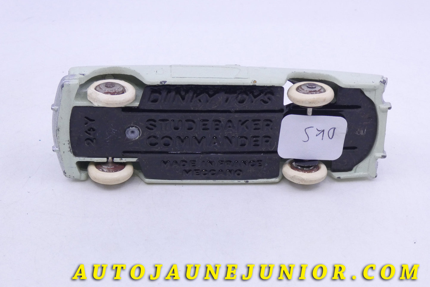 Le Dinky Toys Studebaker Commander est en vente sur Auto Jaune Junior ! Découvrez nos collections de diecast Tekno, Politoys, Mebetoys, Mercury, Joal, Diapet, Märklin, TootsieToys.AutoJaune Junior ; Vous avez le même jouet ? Profitez de notre expertise pour vous accompagner dans la vente de vos modèles ou votre collection ! Nous achetons tous lots de miniatures ! Contactez nous !