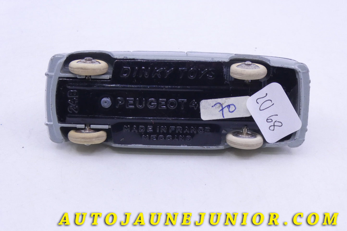 Le Dinky Toys Peugeot 403 est en vente sur Auto Jaune Junior ! Découvrez nos collections de diecast Tekno, Politoys, Mebetoys, Mercury, Joal, Diapet, Märklin, TootsieToys.AutoJaune Junior ; Vous avez le même jouet ? Profitez de notre expertise pour vous accompagner dans la vente de vos modèles ou votre collection ! Nous achetons tous lots de miniatures ! Contactez nous !
