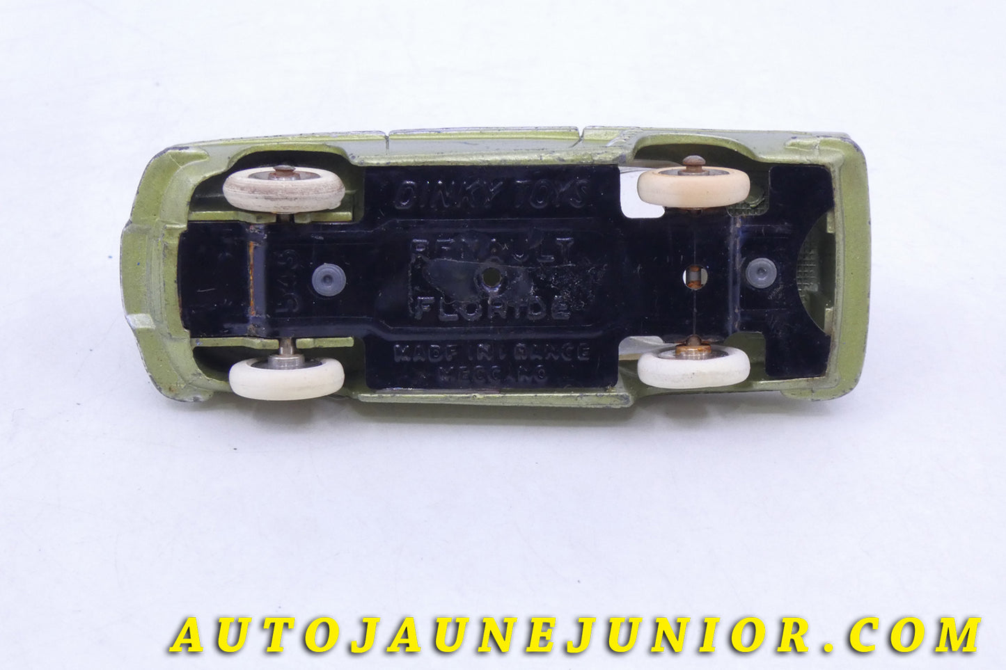 Le Dinky Toys Renault Floride Coupé est en vente sur Auto Jaune Junior ! Découvrez nos collections de diecast Tekno, Politoys, Mebetoys, Mercury, Joal, Diapet, Märklin, TootsieToys.AutoJaune Junior ; Vous avez le même jouet ? Profitez de notre expertise pour vous accompagner dans la vente de vos modèles ou votre collection ! Nous achetons tous lots de miniatures ! Contactez nous !
