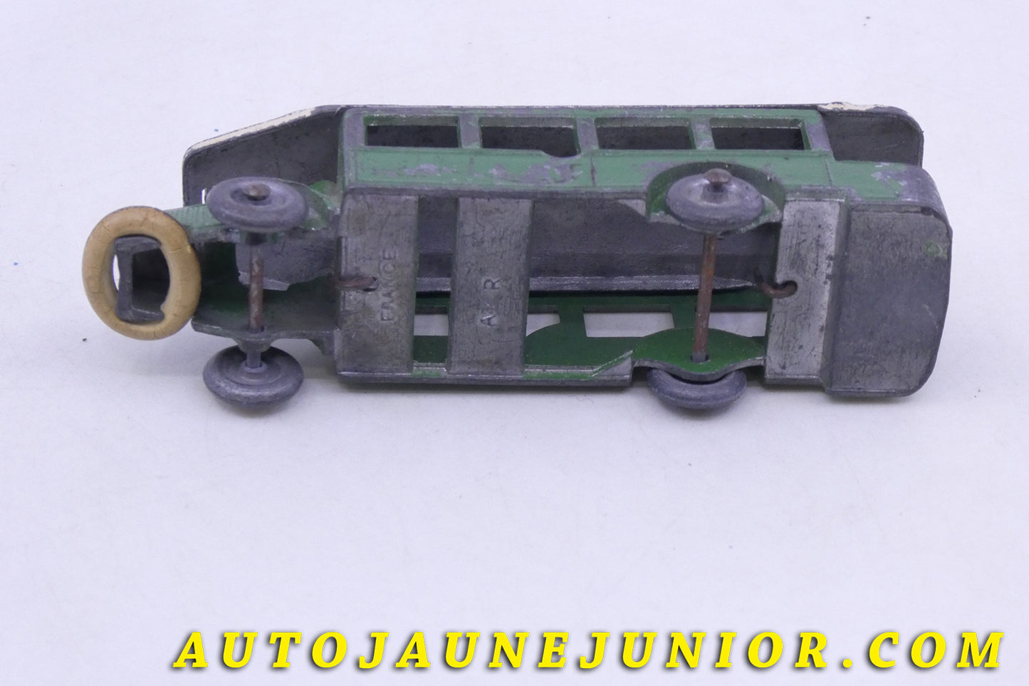 Le AR Renault TN4H mécanique est en vente sur Auto Jaune Junior ! Découvrez nos collections de diecast Tekno, Politoys, Mebetoys, Mercury, Joal, Diapet, Märklin, TootsieToys.AutoJaune Junior ; Vous avez le même jouet ? Profitez de notre expertise pour vous accompagner dans la vente de vos modèles ou votre collection ! Nous achetons tous lots de miniatures ! Contactez nous !