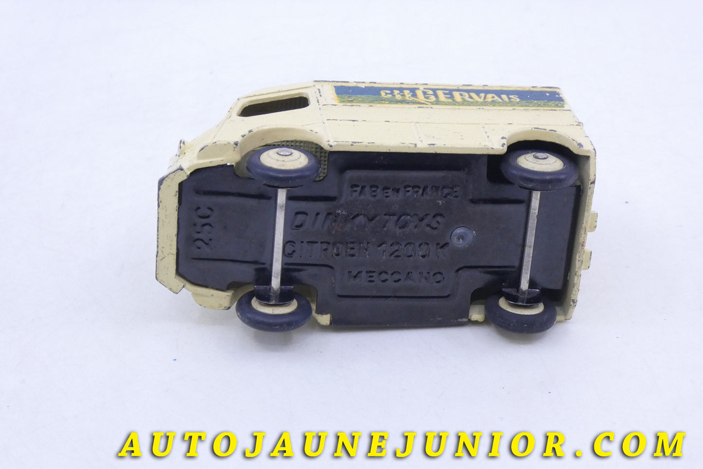 Le Dinky Toys Citroën 1200Kg "Gervais" est en vente sur Auto Jaune Junior ! Découvrez nos collections de diecast Tekno, Politoys, Mebetoys, Mercury, Joal, Diapet, Märklin, TootsieToys.AutoJaune Junior ; Vous avez le même jouet ? Profitez de notre expertise pour vous accompagner dans la vente de vos modèles ou votre collection ! Nous achetons tous lots de miniatures ! Contactez nous !