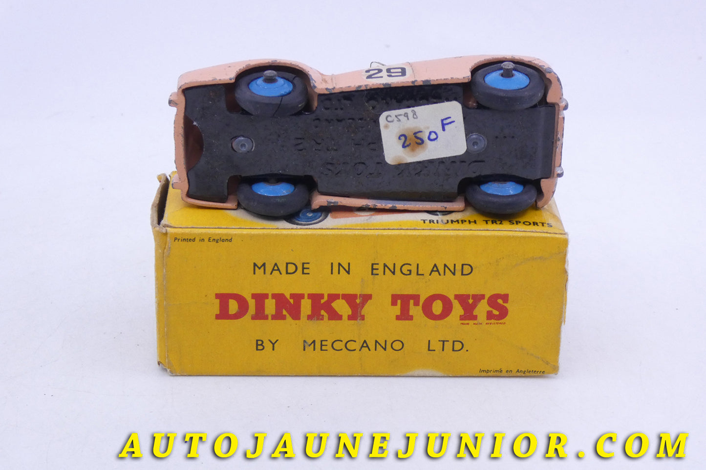 Le Dinky Toys Triumph Cabriolet TR2 Sport est en vente sur Auto Jaune Junior ! Découvrez nos collections de diecast Tekno, Politoys, Mebetoys, Mercury, Joal, Diapet, Märklin, TootsieToys.AutoJaune Junior ; Vous avez le même jouet ? Profitez de notre expertise pour vous accompagner dans la vente de vos modèles ou votre collection ! Nous achetons tous lots de miniatures ! Contactez nous !