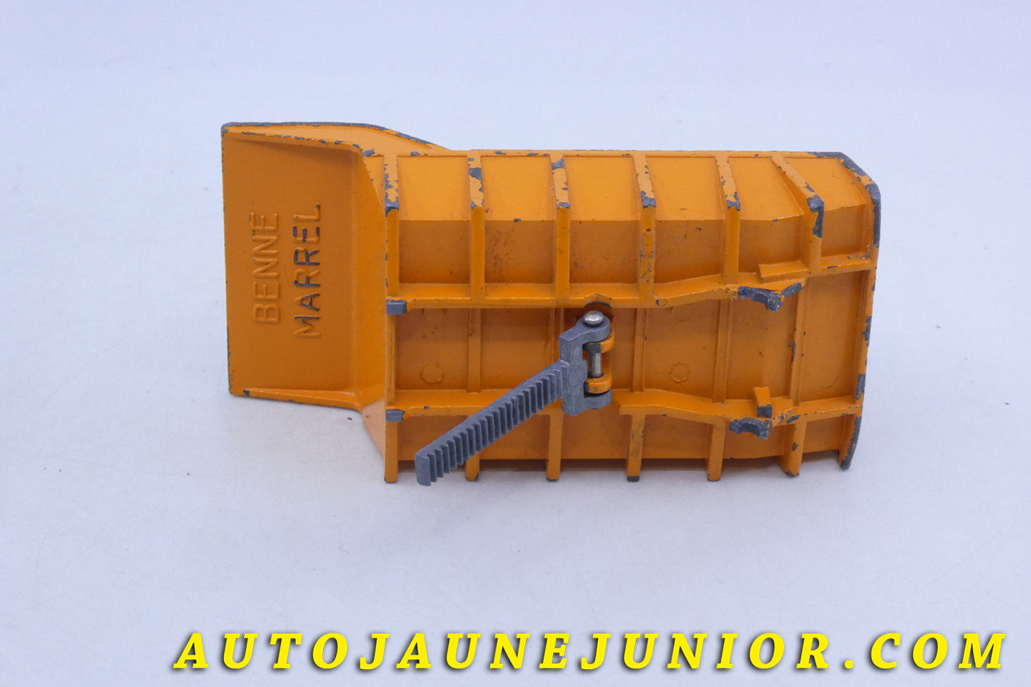 Le Dinky Toys Berliet Benne Basculante seule issu de la Marrel est en vente sur Auto Jaune Junior ! Découvrez nos collections de diecast Tekno, Politoys, Mebetoys, Mercury, Joal, Diapet, Märklin, TootsieToys.AutoJaune Junior ; Vous avez le même jouet ? Profitez de notre expertise pour vous accompagner dans la vente de vos modèles ou votre collection ! Nous achetons tous lots de miniatures ! Contactez nous !
