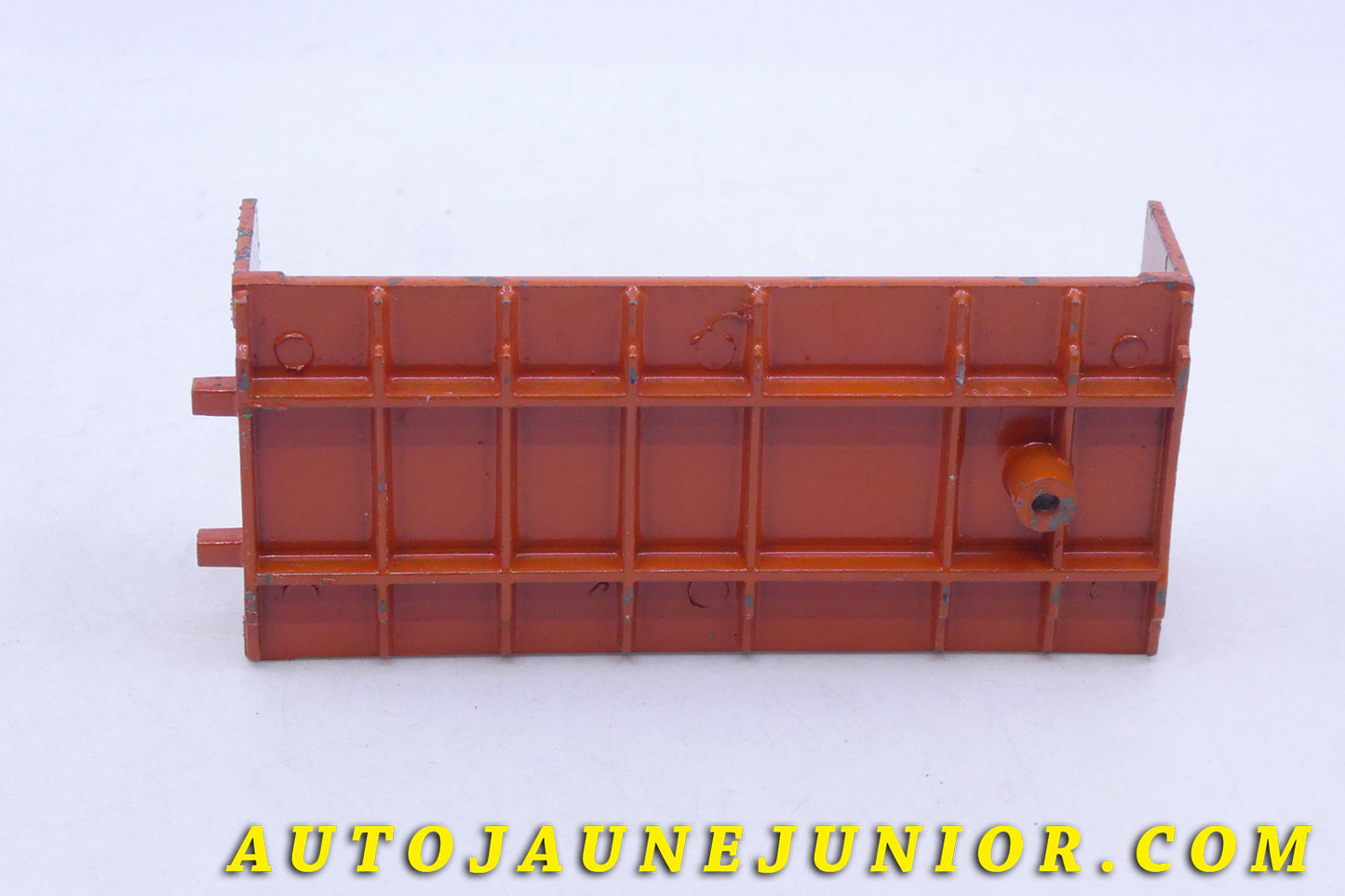 Le Dinky Toys Guy Plateau Dosserret est en vente sur Auto Jaune Junior ! Découvrez nos collections de diecast Tekno, Politoys, Mebetoys, Mercury, Joal, Diapet, Märklin, TootsieToys.AutoJaune Junior ; Vous avez le même jouet ? Profitez de notre expertise pour vous accompagner dans la vente de vos modèles ou votre collection ! Nous achetons tous lots de miniatures ! Contactez nous !