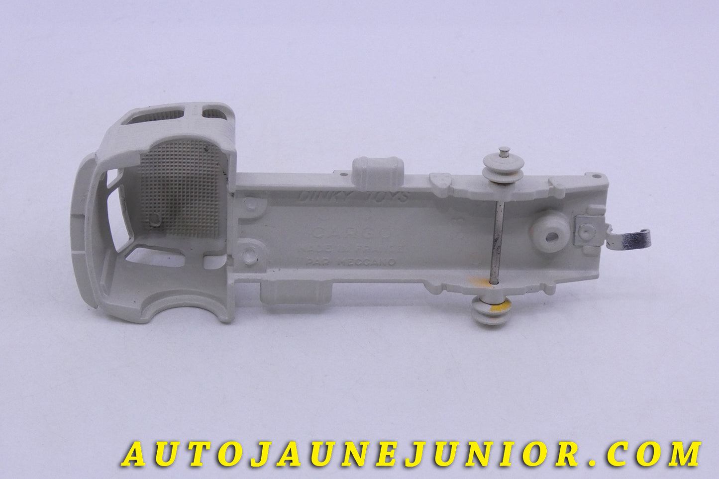 Le Dinky Toys Simca Cargo (Monobloc) est en vente sur Auto Jaune Junior ! Découvrez nos collections de diecast Tekno, Politoys, Mebetoys, Mercury, Joal, Diapet, Märklin, TootsieToys.AutoJaune Junior ; Vous avez le même jouet ? Profitez de notre expertise pour vous accompagner dans la vente de vos modèles ou votre collection ! Nous achetons tous lots de miniatures ! Contactez nous !