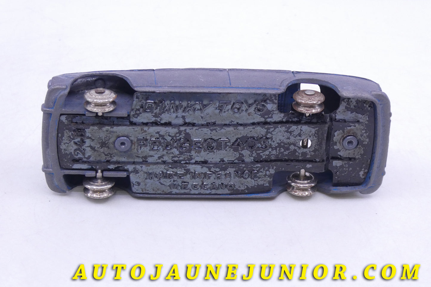 Le Dinky Toys Peugeot 403 est en vente sur Auto Jaune Junior ! Découvrez nos collections de diecast Tekno, Politoys, Mebetoys, Mercury, Joal, Diapet, Märklin, TootsieToys.AutoJaune Junior ; Vous avez le même jouet ? Profitez de notre expertise pour vous accompagner dans la vente de vos modèles ou votre collection ! Nous achetons tous lots de miniatures ! Contactez nous !