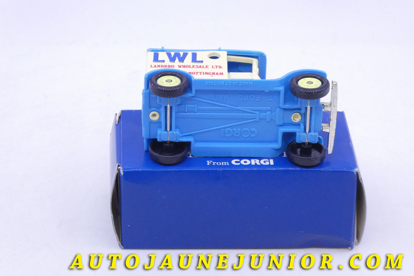 Le Corgi Toys Ford T van "Landbro WL Ltdl" est en vente sur Auto Jaune Junior ! Découvrez nos collections de diecast Tekno, Politoys, Mebetoys, Mercury, Joal, Diapet, Märklin, TootsieToys.AutoJaune Junior ; Vous avez le même jouet ? Profitez de notre expertise pour vous accompagner dans la vente de vos modèles ou votre collection ! Nous achetons tous lots de miniatures ! Contactez nous !