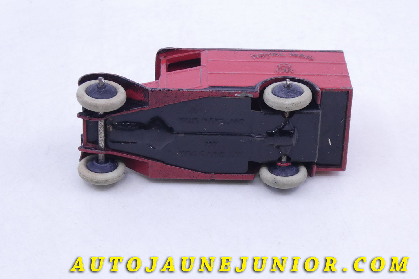 Le Dinky Toys Auto fourgon tôlé "Royal Mail" est en vente sur Auto Jaune Junior ! Découvrez nos collections de diecast Tekno, Politoys, Mebetoys, Mercury, Joal, Diapet, Märklin, TootsieToys.AutoJaune Junior ; Vous avez le même jouet ? Profitez de notre expertise pour vous accompagner dans la vente de vos modèles ou votre collection ! Nous achetons tous lots de miniatures ! Contactez nous !