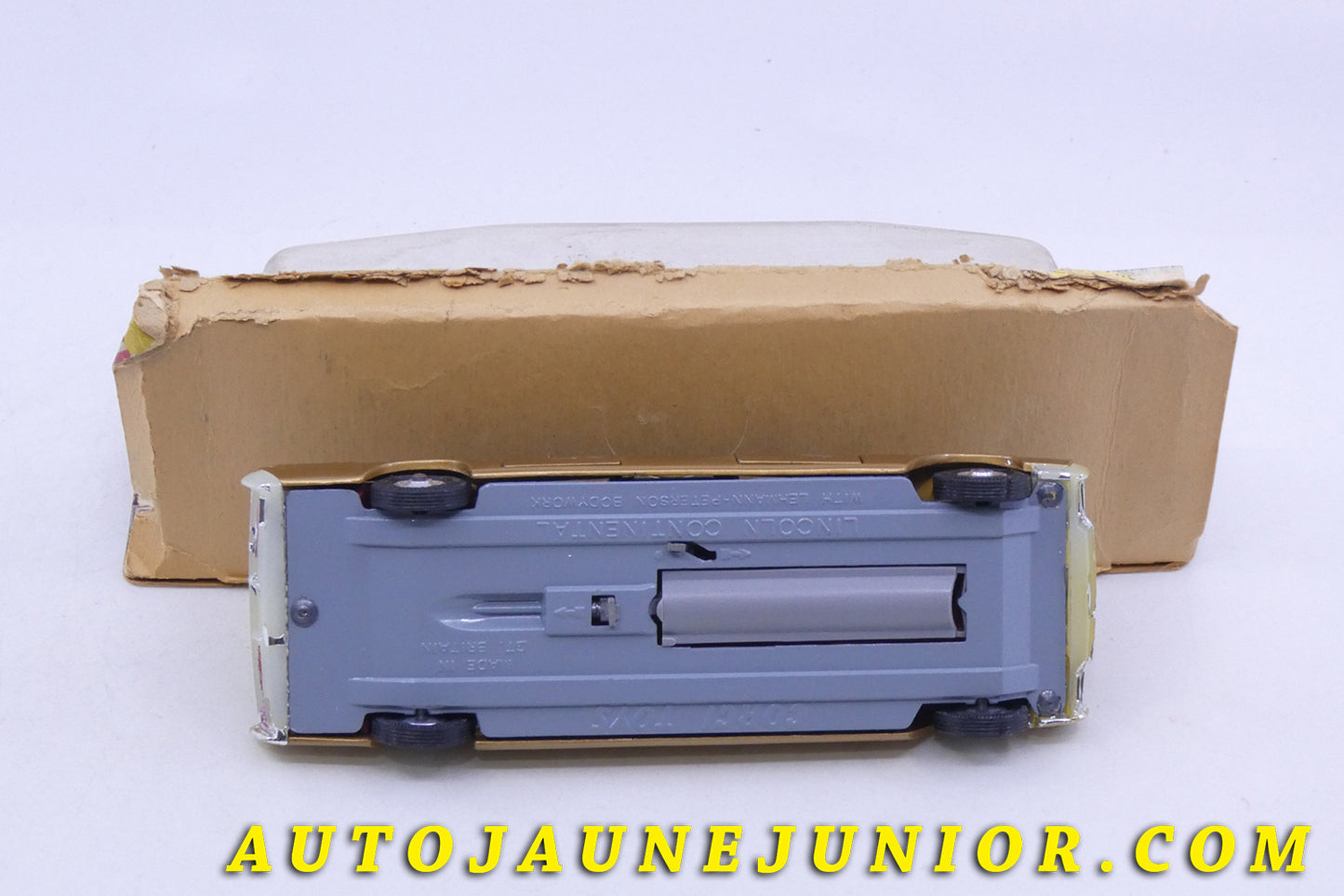 Le Corgi Toys Lincoln Continental limousine executive est en vente sur Auto Jaune Junior ! Découvrez nos collections de diecast Tekno, Politoys, Mebetoys, Mercury, Joal, Diapet, Märklin, TootsieToys.AutoJaune Junior ; Vous avez le même jouet ? Profitez de notre expertise pour vous accompagner dans la vente de vos modèles ou votre collection ! Nous achetons tous lots de miniatures ! Contactez nous !