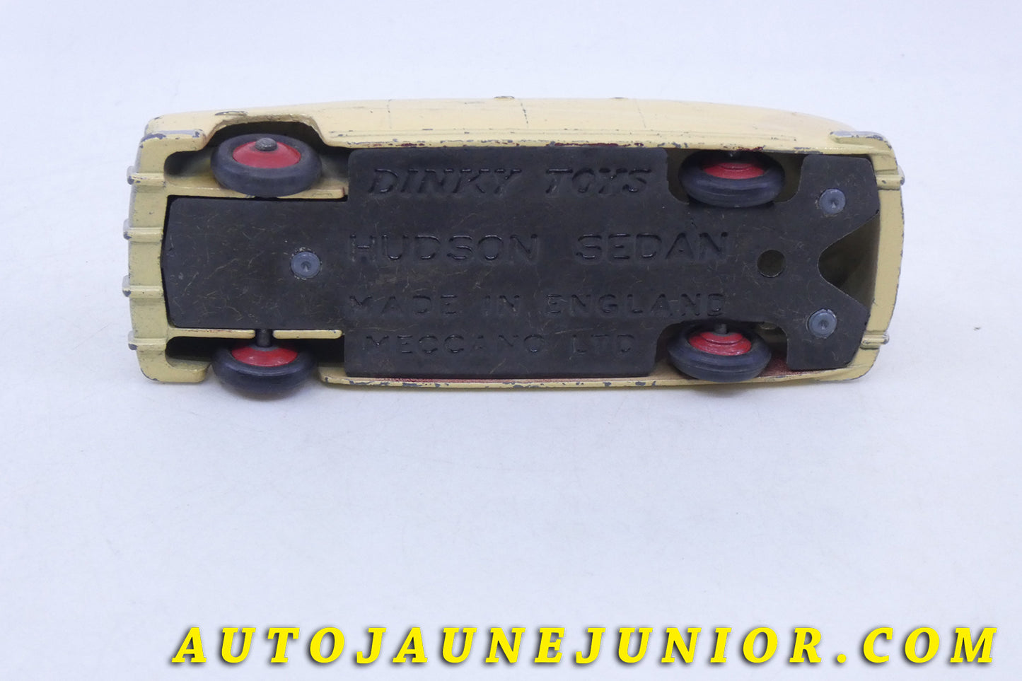 Le Dinky Toys Hudson Commodore est en vente sur Auto Jaune Junior ! Découvrez nos collections de diecast Tekno, Politoys, Mebetoys, Mercury, Joal, Diapet, Märklin, TootsieToys.AutoJaune Junior ; Vous avez le même jouet ? Profitez de notre expertise pour vous accompagner dans la vente de vos modèles ou votre collection ! Nous achetons tous lots de miniatures ! Contactez nous !