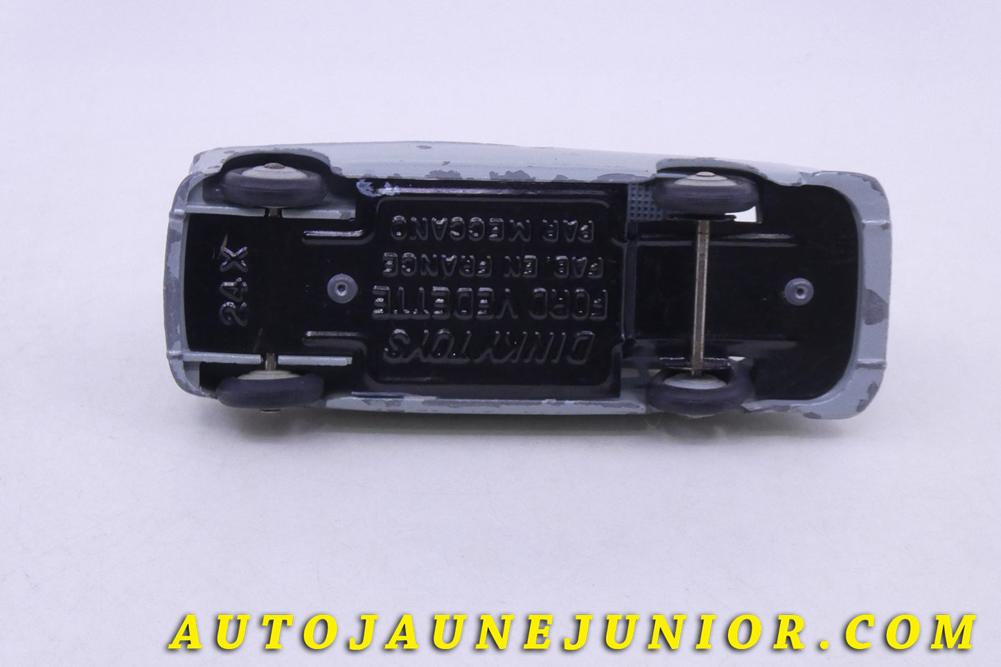 Le Dinky Toys Ford Vedette 1954 est en vente sur Auto Jaune Junior ! Découvrez nos collections de diecast Tekno, Politoys, Mebetoys, Mercury, Joal, Diapet, Märklin, TootsieToys.AutoJaune Junior ; Vous avez le même jouet ? Profitez de notre expertise pour vous accompagner dans la vente de vos modèles ou votre collection ! Nous achetons tous lots de miniatures ! Contactez nous !
