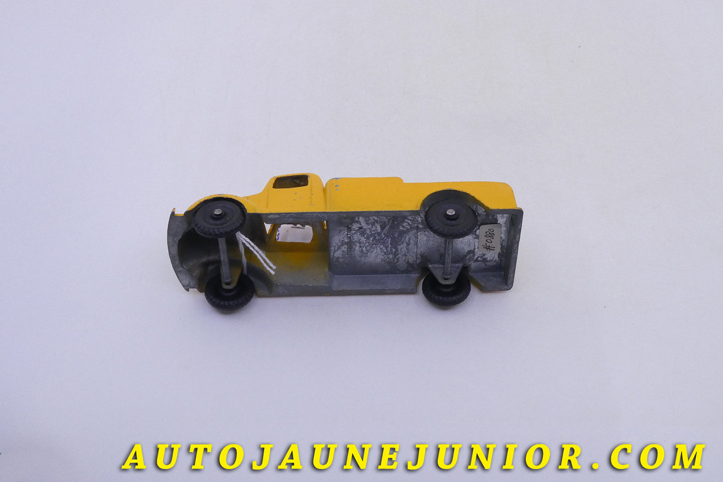 Le Tootsietoys Mack "b" camion ridelle est en vente sur Auto Jaune Junior ! Découvrez nos collections de diecast Tekno, Politoys, Mebetoys, Mercury, Joal, Diapet, Märklin, TootsieToys.AutoJaune Junior ; Vous avez le même jouet ? Profitez de notre expertise pour vous accompagner dans la vente de vos modèles ou votre collection ! Nous achetons tous lots de miniatures ! Contactez nous !
