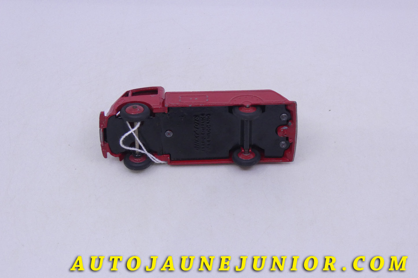 Le Dinky Toys Ford camion citerne Esso est en vente sur Auto Jaune Junior ! Découvrez nos collections de diecast Tekno, Politoys, Mebetoys, Mercury, Joal, Diapet, Märklin, TootsieToys.AutoJaune Junior ; Vous avez le même jouet ? Profitez de notre expertise pour vous accompagner dans la vente de vos modèles ou votre collection ! Nous achetons tous lots de miniatures ! Contactez nous !