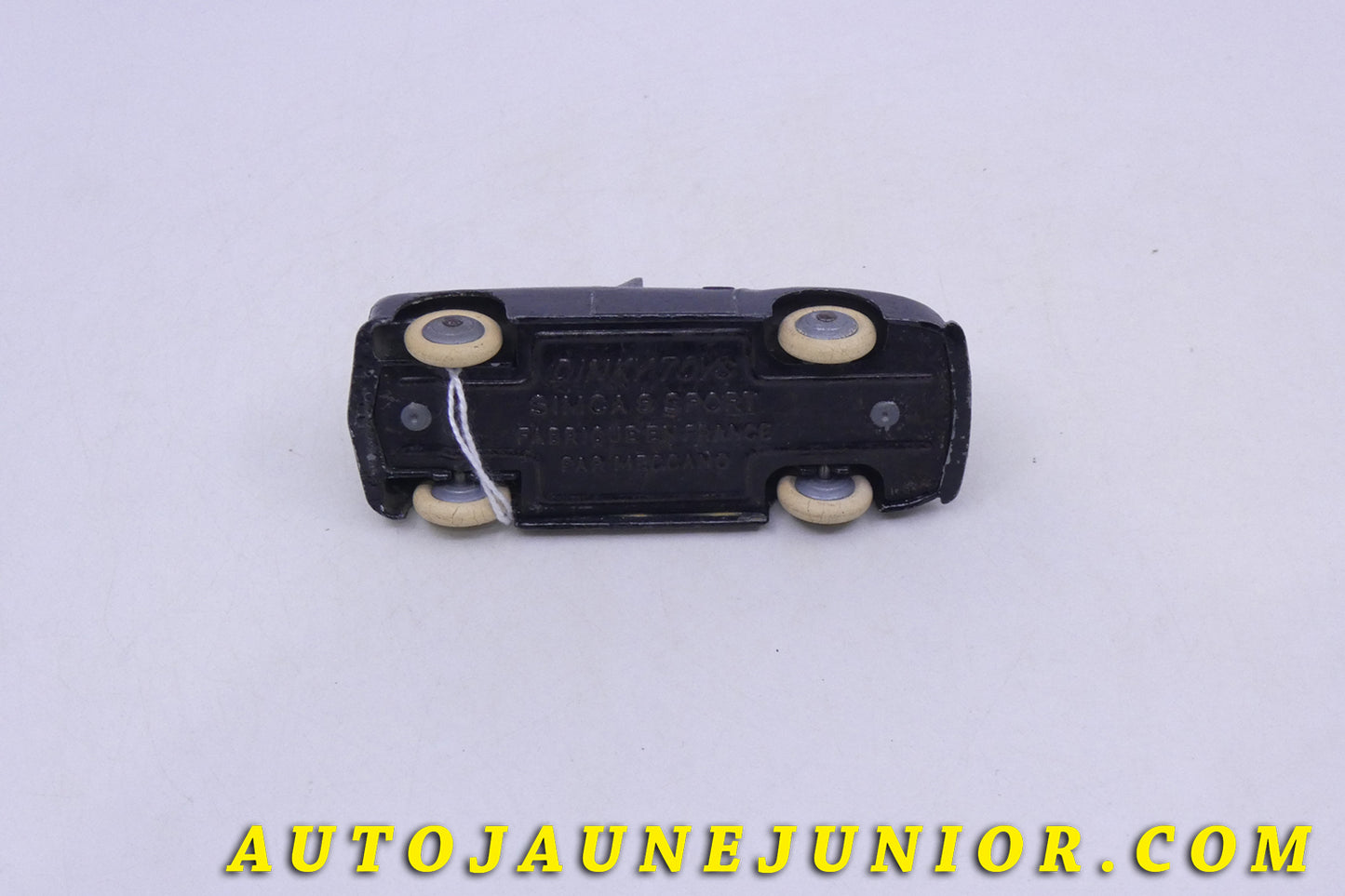 Le Dinky Toys Simca 8 sport est en vente sur Auto Jaune Junior ! Découvrez nos collections de diecast Tekno, Politoys, Mebetoys, Mercury, Joal, Diapet, Märklin, TootsieToys.AutoJaune Junior ; Vous avez le même jouet ? Profitez de notre expertise pour vous accompagner dans la vente de vos modèles ou votre collection ! Nous achetons tous lots de miniatures ! Contactez nous !