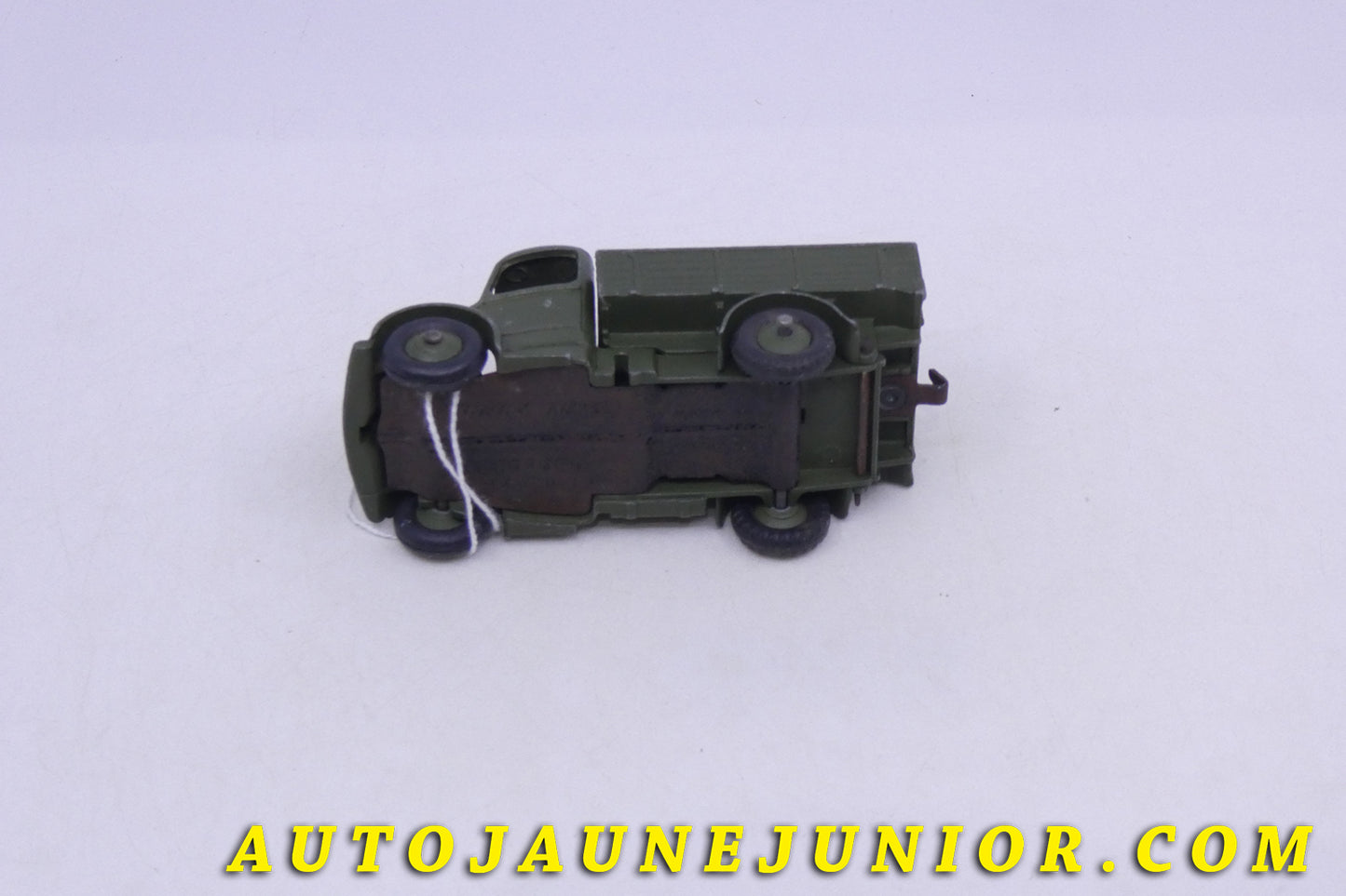 Le Dinky Toys Bedford "0" ridelles militaire est en vente sur Auto Jaune Junior ! Découvrez nos collections de diecast Tekno, Politoys, Mebetoys, Mercury, Joal, Diapet, Märklin, TootsieToys.AutoJaune Junior ; Vous avez le même jouet ? Profitez de notre expertise pour vous accompagner dans la vente de vos modèles ou votre collection ! Nous achetons tous lots de miniatures ! Contactez nous !