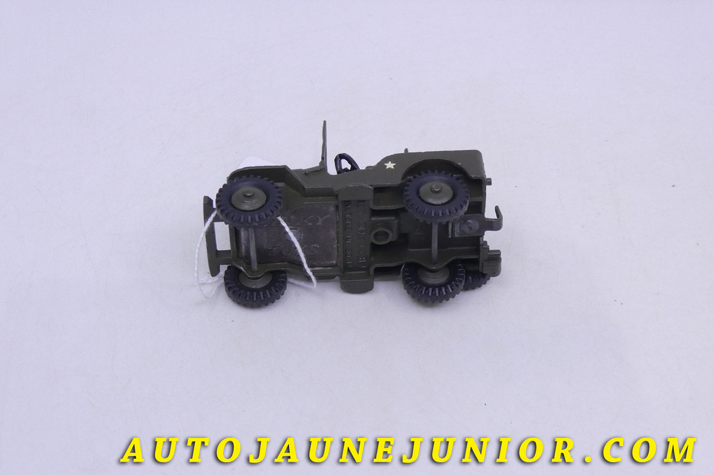 Le Dinky Toys Willys Jeep US army est en vente sur Auto Jaune Junior ! Découvrez nos collections de diecast Tekno, Politoys, Mebetoys, Mercury, Joal, Diapet, Märklin, TootsieToys.AutoJaune Junior ; Vous avez le même jouet ? Profitez de notre expertise pour vous accompagner dans la vente de vos modèles ou votre collection ! Nous achetons tous lots de miniatures ! Contactez nous !