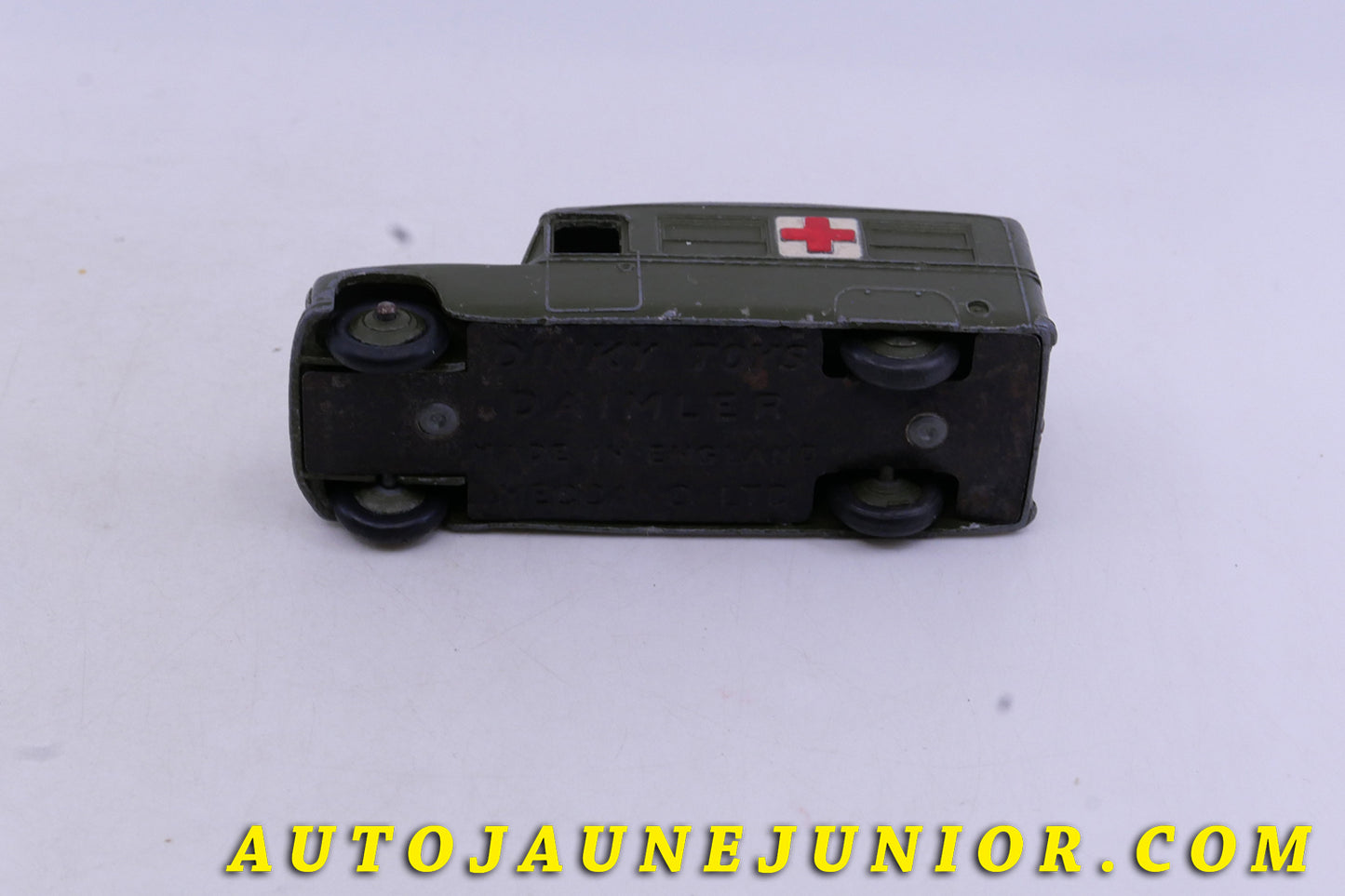 Le Dinky Toys Daimler fourgon ambulance militaire est en vente sur Auto Jaune Junior ! Découvrez nos collections de diecast Tekno, Politoys, Mebetoys, Mercury, Joal, Diapet, Märklin, TootsieToys.AutoJaune Junior ; Vous avez le même jouet ? Profitez de notre expertise pour vous accompagner dans la vente de vos modèles ou votre collection ! Nous achetons tous lots de miniatures ! Contactez nous !