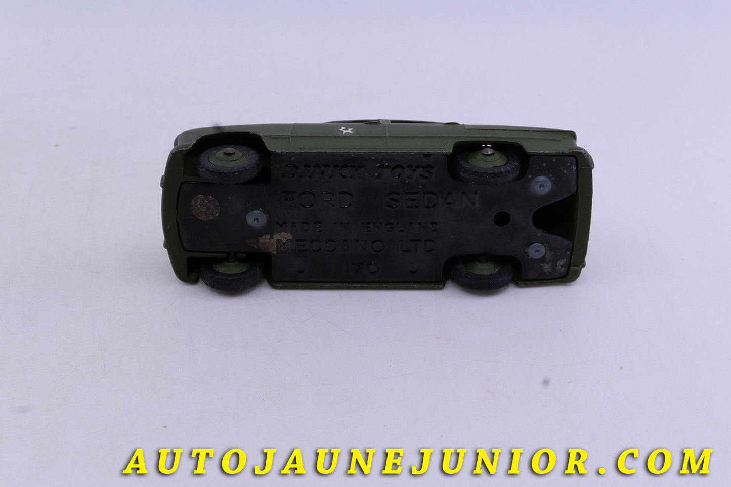 Le Dinky Toys Ford Fordor auto d'état major US est en vente sur Auto Jaune Junior ! Découvrez nos collections de diecast Tekno, Politoys, Mebetoys, Mercury, Joal, Diapet, Märklin, TootsieToys.AutoJaune Junior ; Vous avez le même jouet ? Profitez de notre expertise pour vous accompagner dans la vente de vos modèles ou votre collection ! Nous achetons tous lots de miniatures ! Contactez nous !