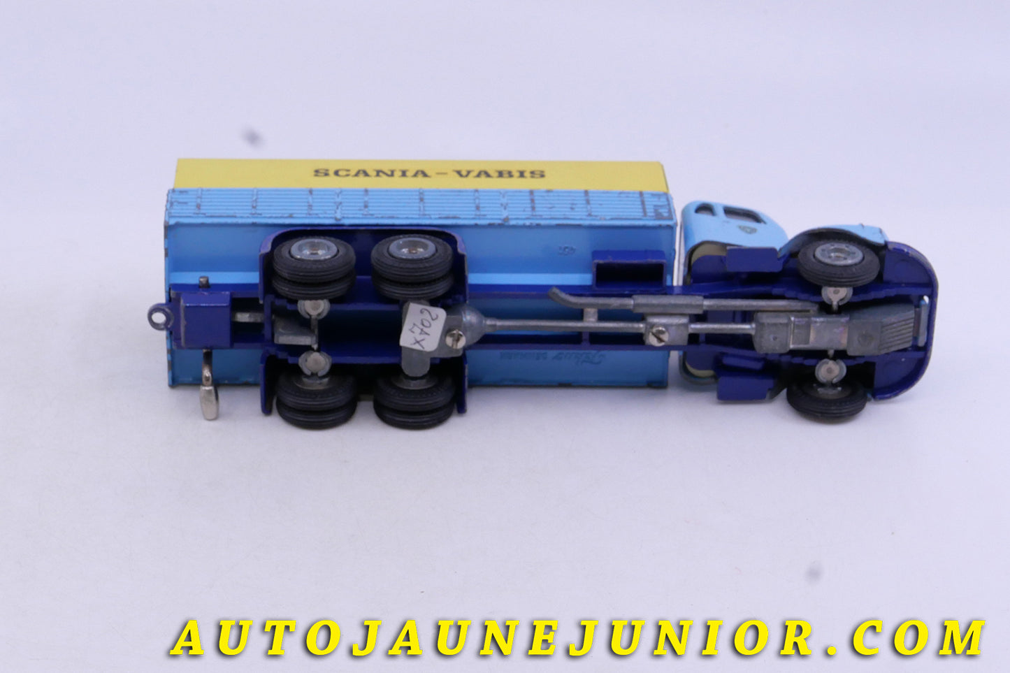 Le Tekno Scania 76 ridelles bâché est en vente sur Auto Jaune Junior ! Découvrez nos collections de diecast Tekno, Politoys, Mebetoys, Mercury, Joal, Diapet, Märklin, TootsieToys.AutoJaune Junior ; Vous avez le même jouet ? Profitez de notre expertise pour vous accompagner dans la vente de vos modèles ou votre collection ! Nous achetons tous lots de miniatures ! Contactez nous !