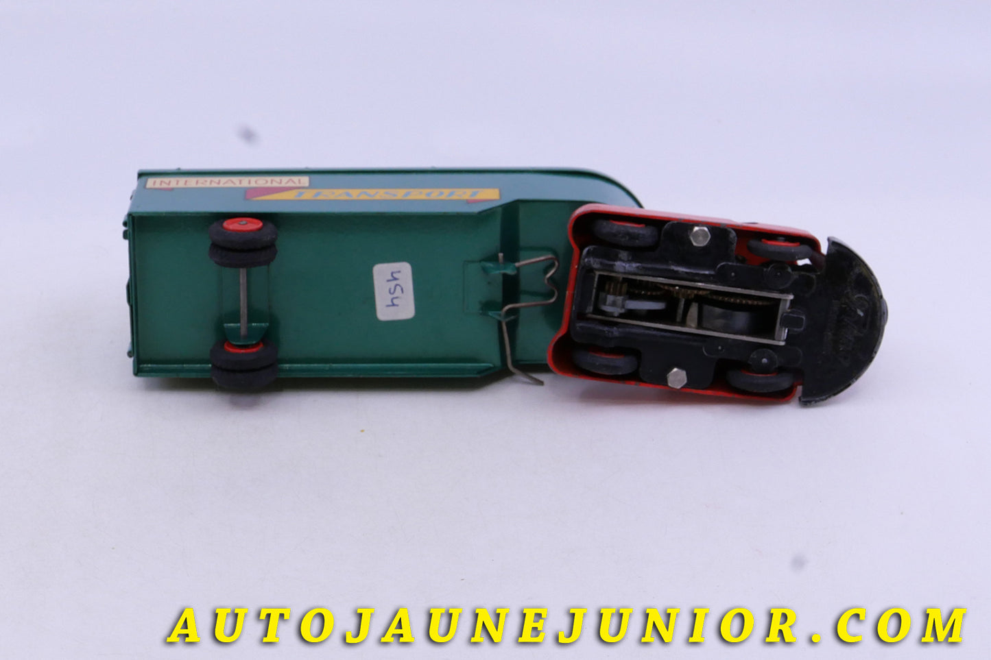 Le Tekno Inconnu camion- tracteur d'entrepot semi remorque est en vente sur Auto Jaune Junior ! Découvrez nos collections de diecast Tekno, Politoys, Mebetoys, Mercury, Joal, Diapet, Märklin, TootsieToys.AutoJaune Junior ; Vous avez le même jouet ? Profitez de notre expertise pour vous accompagner dans la vente de vos modèles ou votre collection ! Nous achetons tous lots de miniatures ! Contactez nous !