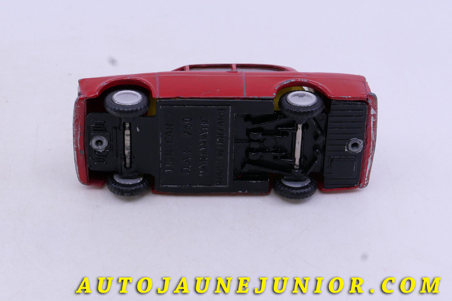 Le Lion Car DAF 33 est en vente sur Auto Jaune Junior ! Découvrez nos collections de diecast Tekno, Politoys, Mebetoys, Mercury, Joal, Diapet, Märklin, TootsieToys.AutoJaune Junior ; Vous avez le même jouet ? Profitez de notre expertise pour vous accompagner dans la vente de vos modèles ou votre collection ! Nous achetons tous lots de miniatures ! Contactez nous !