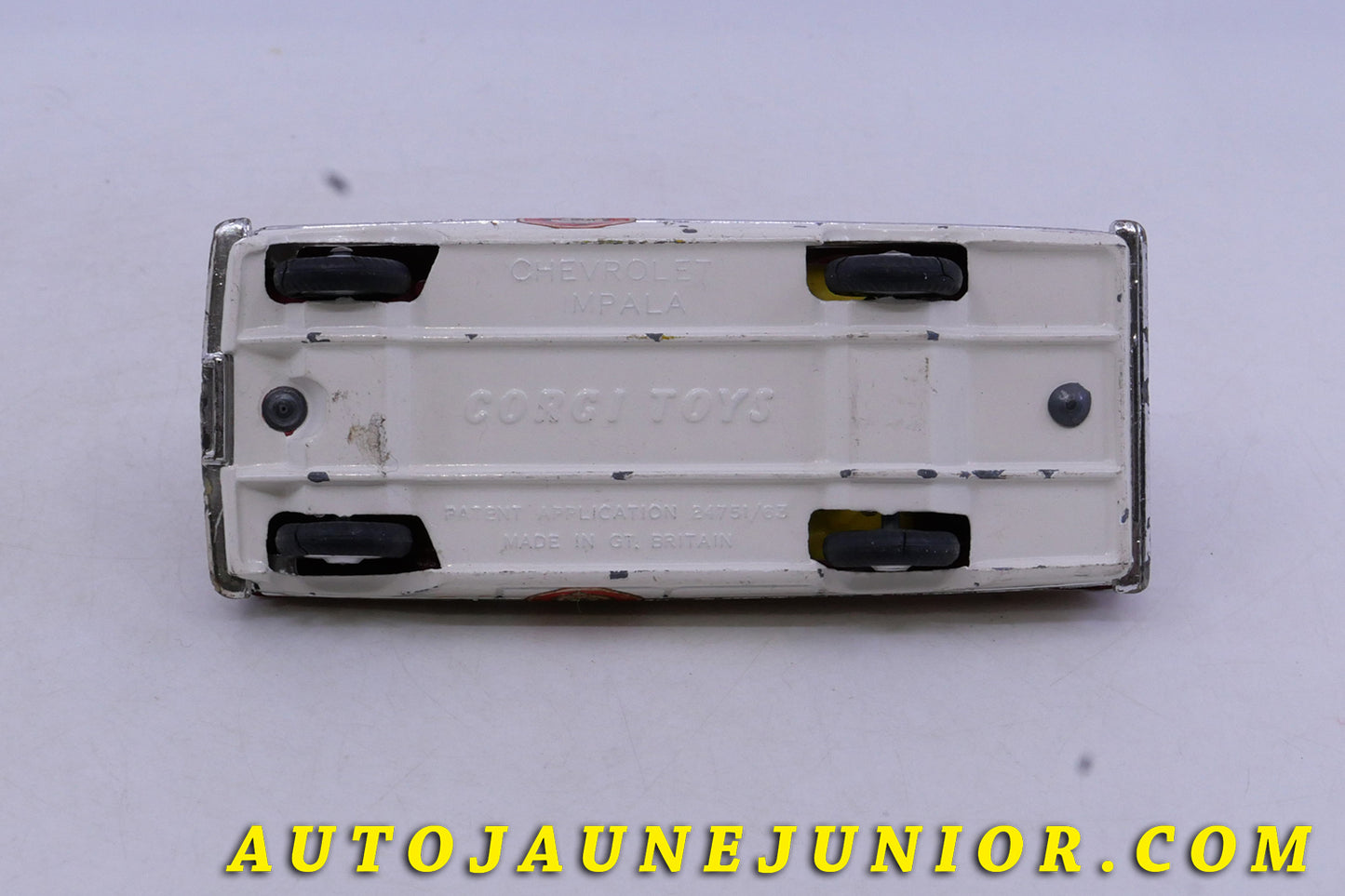 Le Corgi Toys Chevrolet Impala fire chief est en vente sur Auto Jaune Junior ! Découvrez nos collections de diecast Tekno, Politoys, Mebetoys, Mercury, Joal, Diapet, Märklin, TootsieToys.AutoJaune Junior ; Vous avez le même jouet ? Profitez de notre expertise pour vous accompagner dans la vente de vos modèles ou votre collection ! Nous achetons tous lots de miniatures ! Contactez nous !