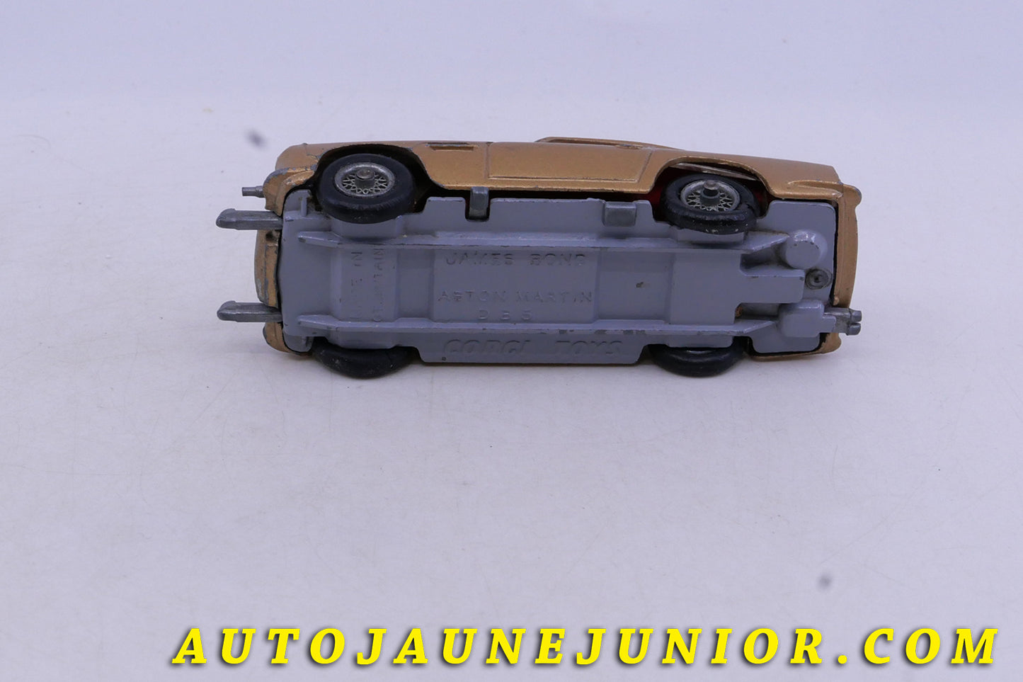 Le Corgi Toys Aston Martin DB5 Jame Bond est en vente sur Auto Jaune Junior ! Découvrez nos collections de diecast Tekno, Politoys, Mebetoys, Mercury, Joal, Diapet, Märklin, TootsieToys.AutoJaune Junior ; Vous avez le même jouet ? Profitez de notre expertise pour vous accompagner dans la vente de vos modèles ou votre collection ! Nous achetons tous lots de miniatures ! Contactez nous !