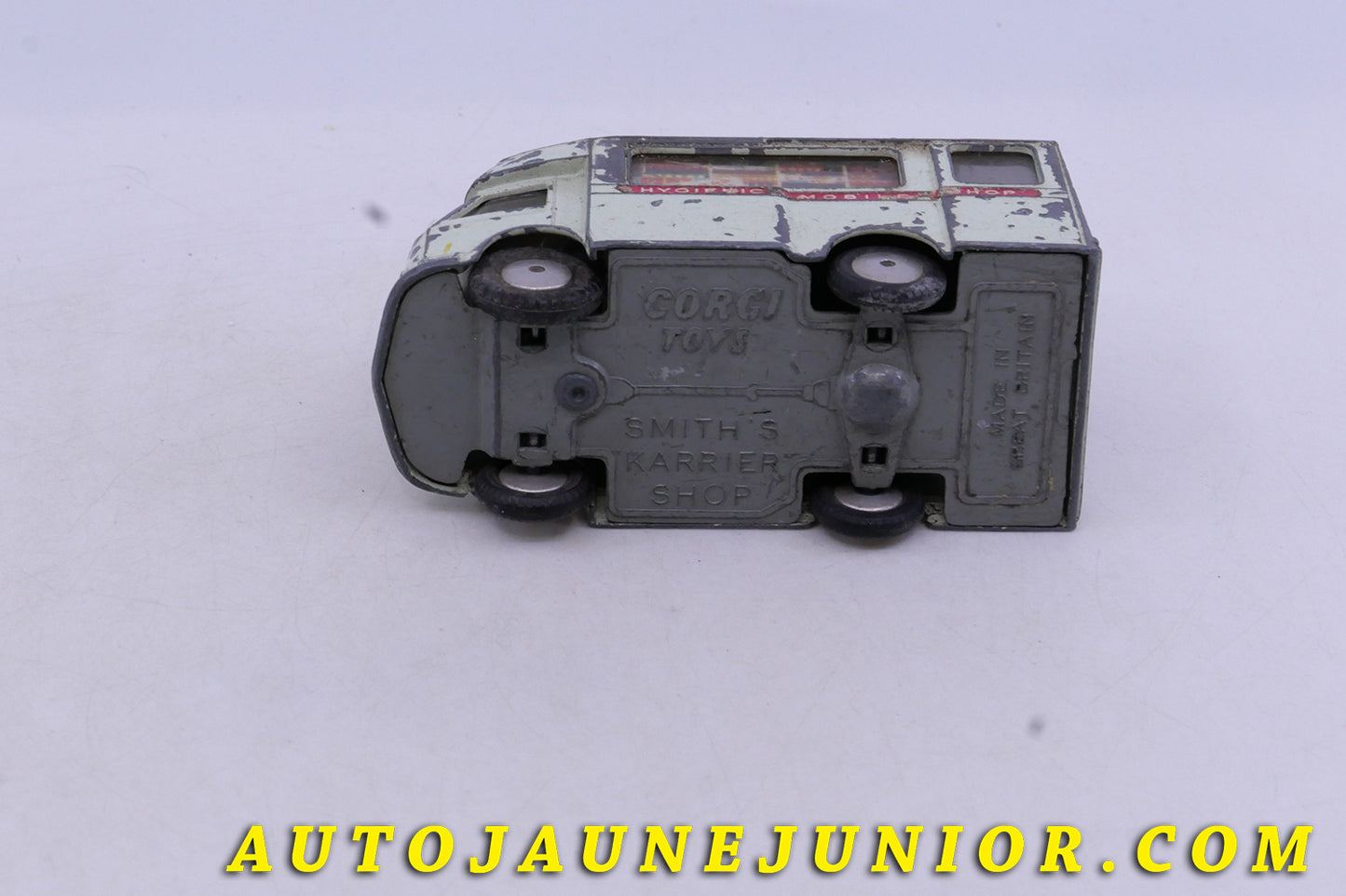 Le Corgi Toys Inconnu Karrier -Bentam fourgon épicerie est en vente sur Auto Jaune Junior ! Découvrez nos collections de diecast Tekno, Politoys, Mebetoys, Mercury, Joal, Diapet, Märklin, TootsieToys.AutoJaune Junior ; Vous avez le même jouet ? Profitez de notre expertise pour vous accompagner dans la vente de vos modèles ou votre collection ! Nous achetons tous lots de miniatures ! Contactez nous !