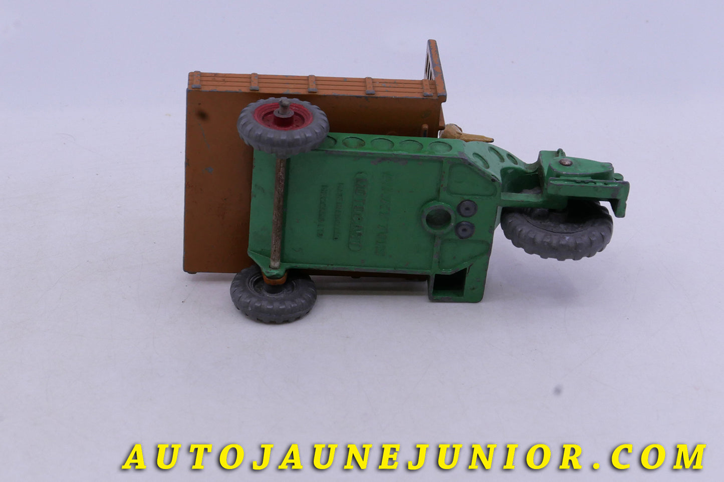 Le Dinky Toys Inconnu Engin Motocart est en vente sur Auto Jaune Junior ! Découvrez nos collections de diecast Tekno, Politoys, Mebetoys, Mercury, Joal, Diapet, Märklin, TootsieToys.AutoJaune Junior ; Vous avez le même jouet ? Profitez de notre expertise pour vous accompagner dans la vente de vos modèles ou votre collection ! Nous achetons tous lots de miniatures ! Contactez nous !